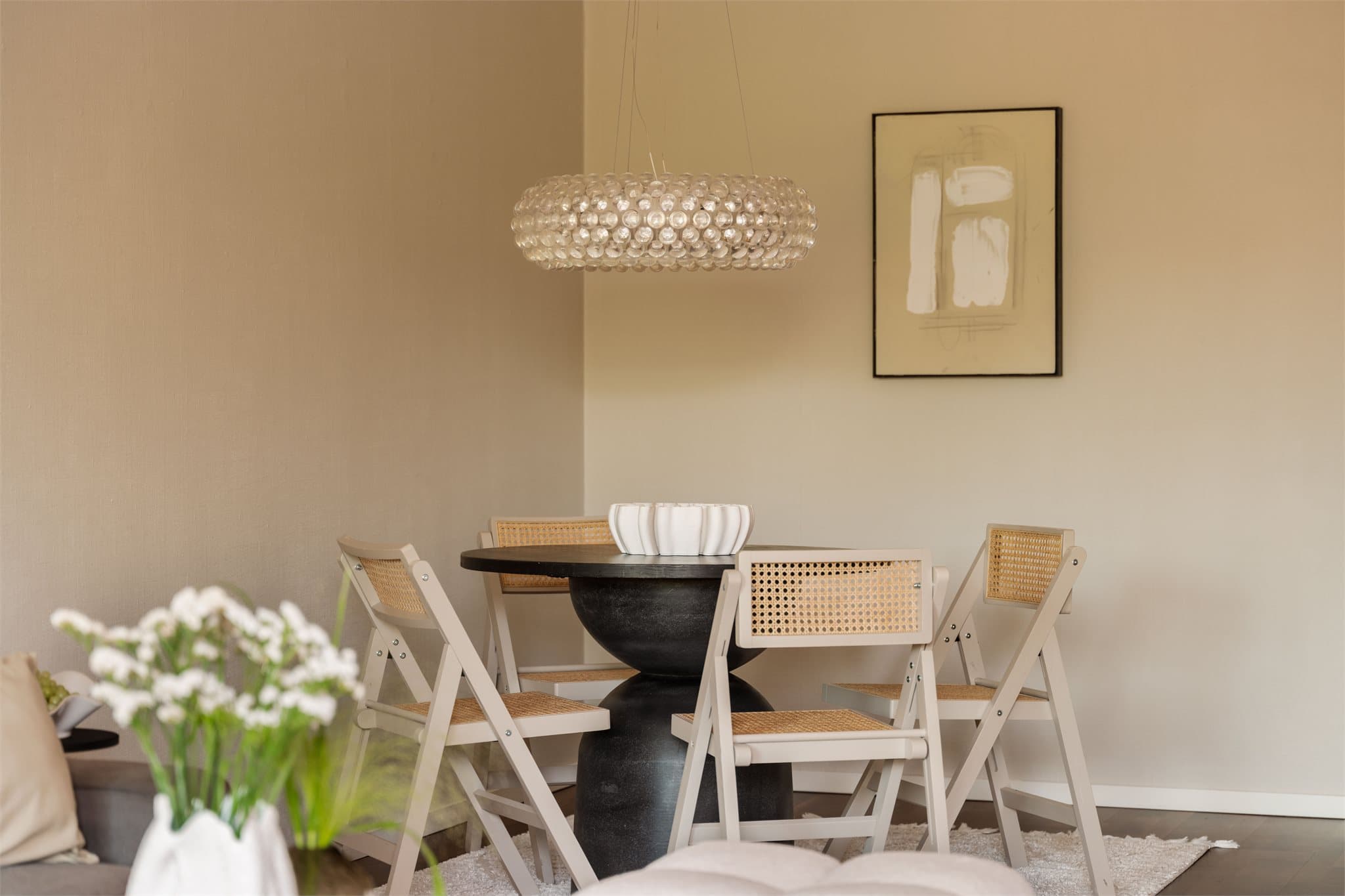 I stuen har man god plass til både sofagruppe og stort spisebord.
