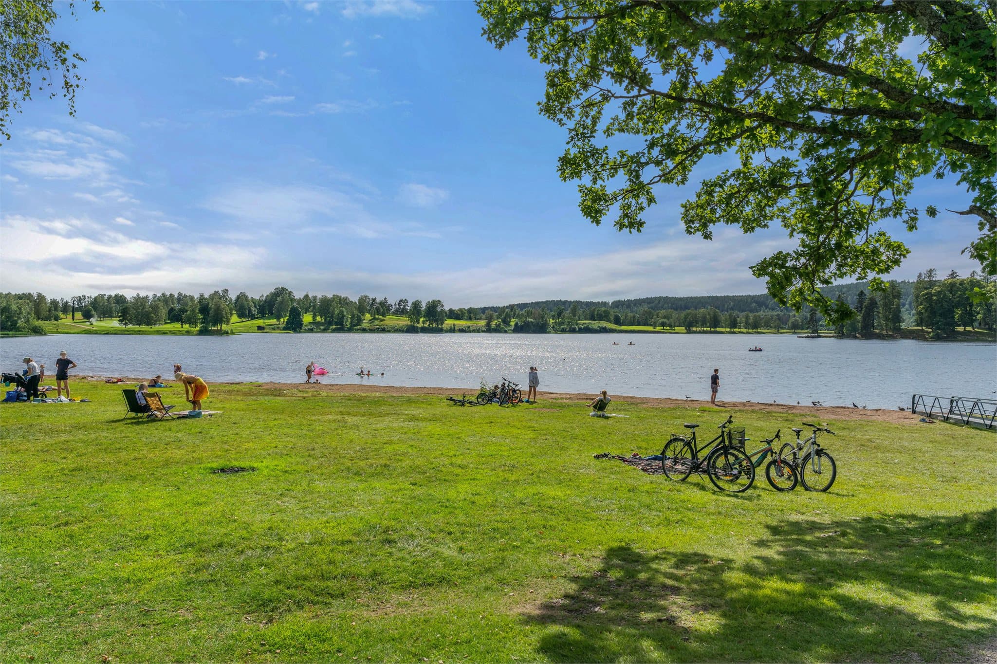 Bogstad badeplass ligger kun en kort biltur unna, med store grøntområder og herlig strandlinje.