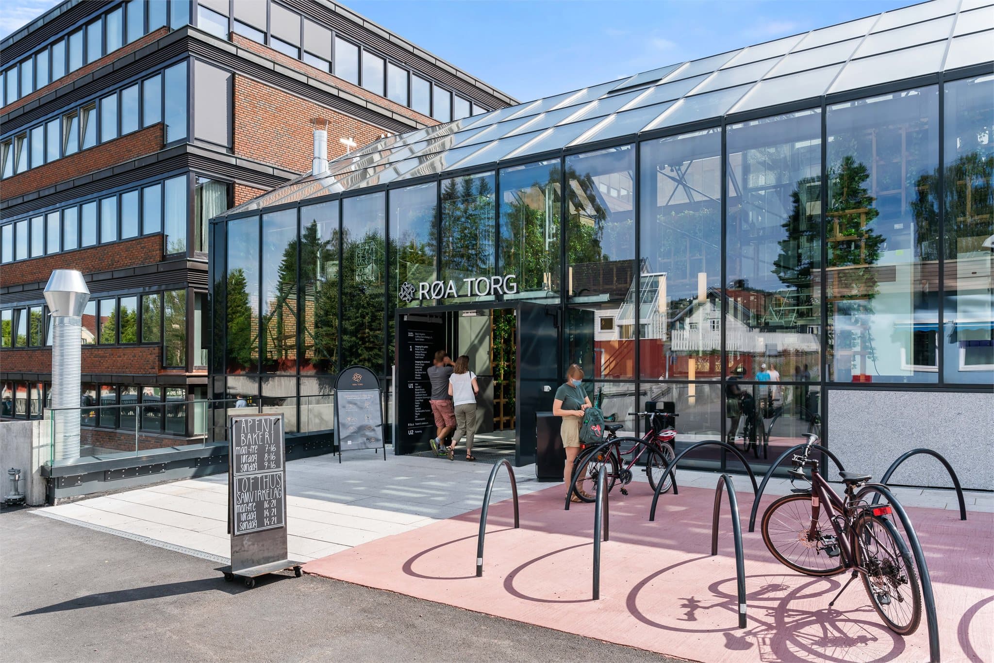 Med Røasenteret og Røa Torg nærliggende, har du ytterligere utvalg av servicetilbud som stor Meny-butikk, Coop Mega, vinmonopol, apotek, post i butikk, treningssentre, bibliotek, frisør, nisjeforretninger samt hyggelige bakerier og spisesteder.