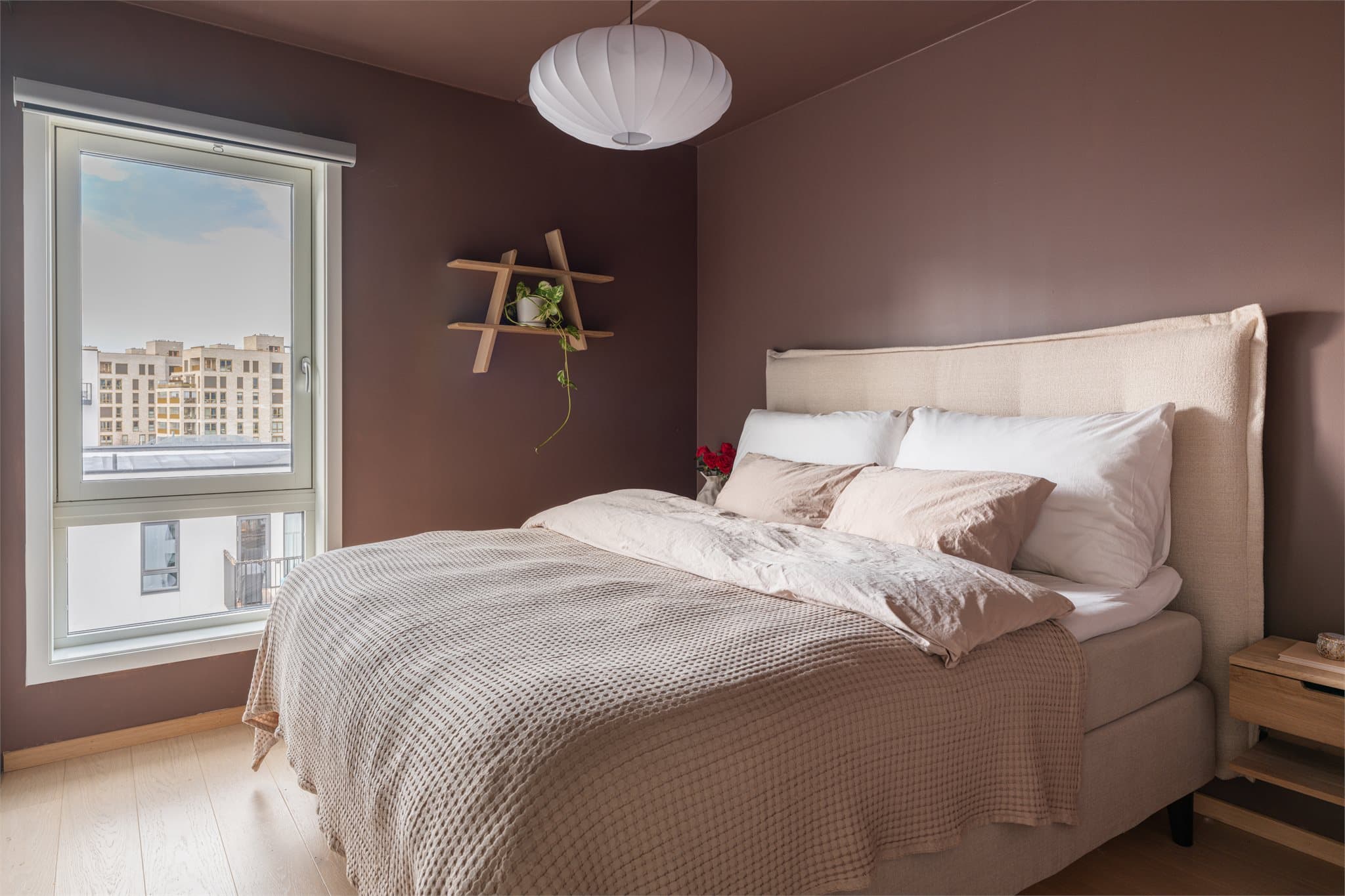 Hovedsoverommet er innbydende med plass til dobbeltseng og nattbord på hver side.