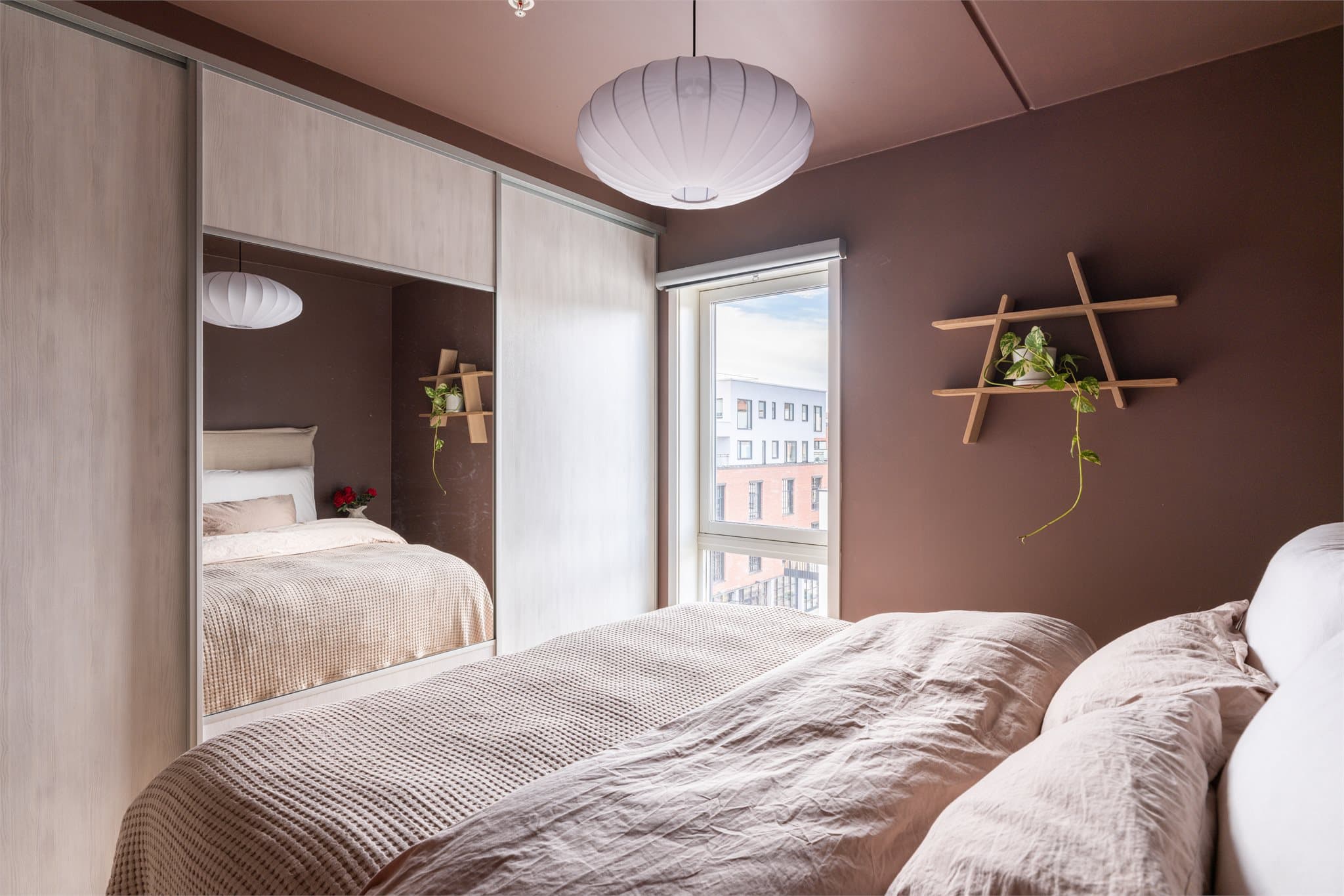 Her får du godt med oppbevaringsplass i et romslig garderobeskap for klær og sko.