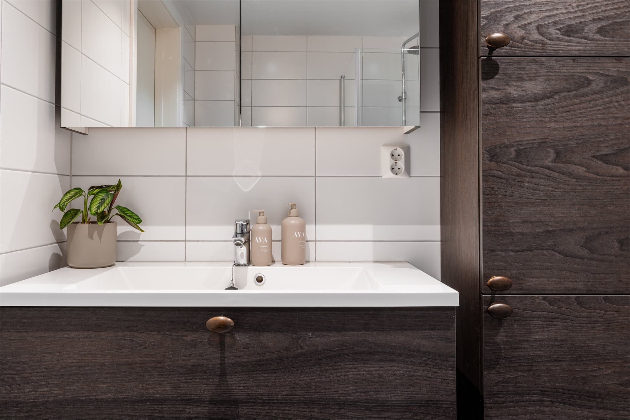 God plass til oppbevaring både i skapene og under servanten.