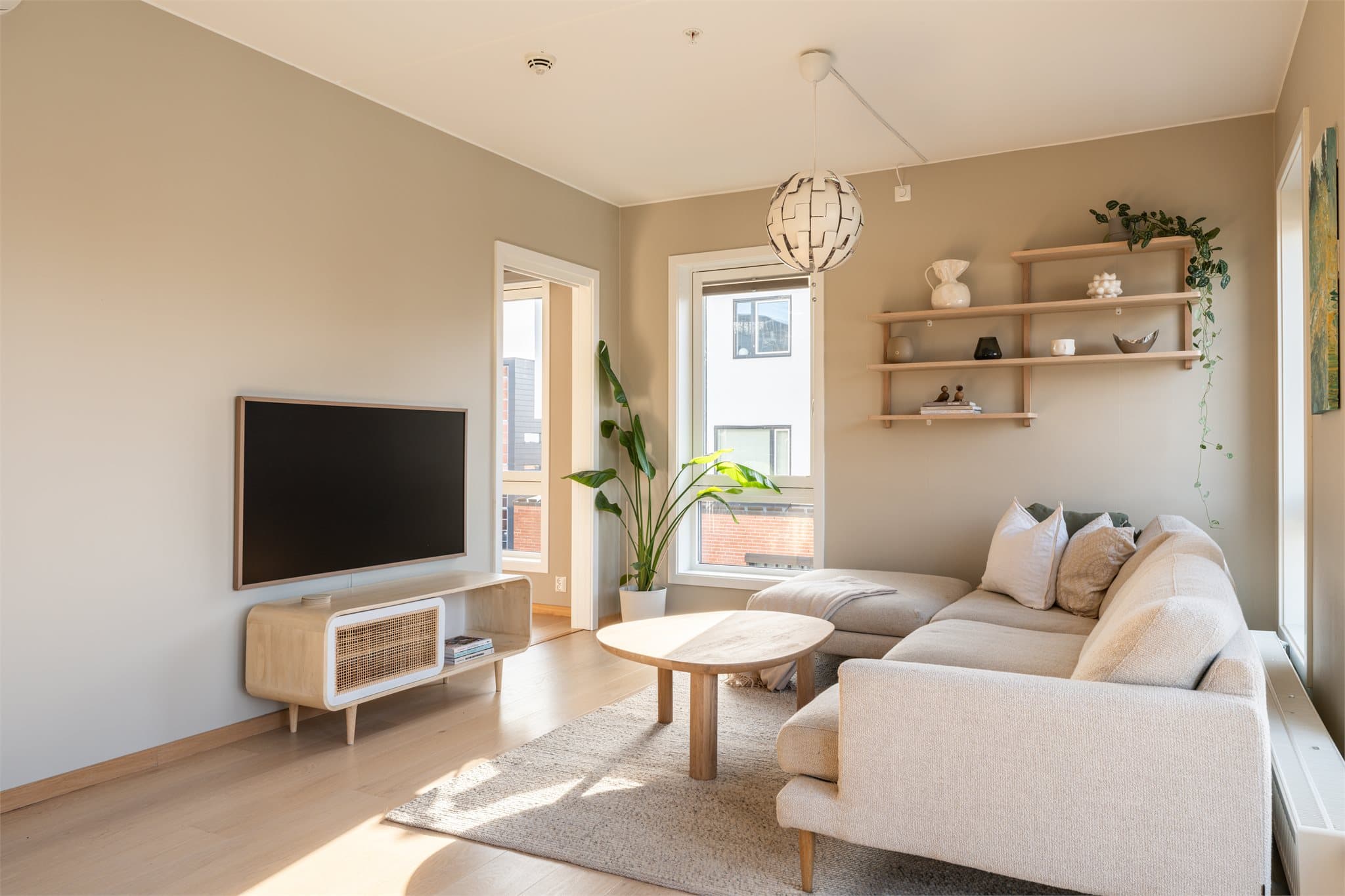 Den gode planløsningen gir en naturlig soneinndeling, med en hyggelig og naturlig plassering av sofakroken.