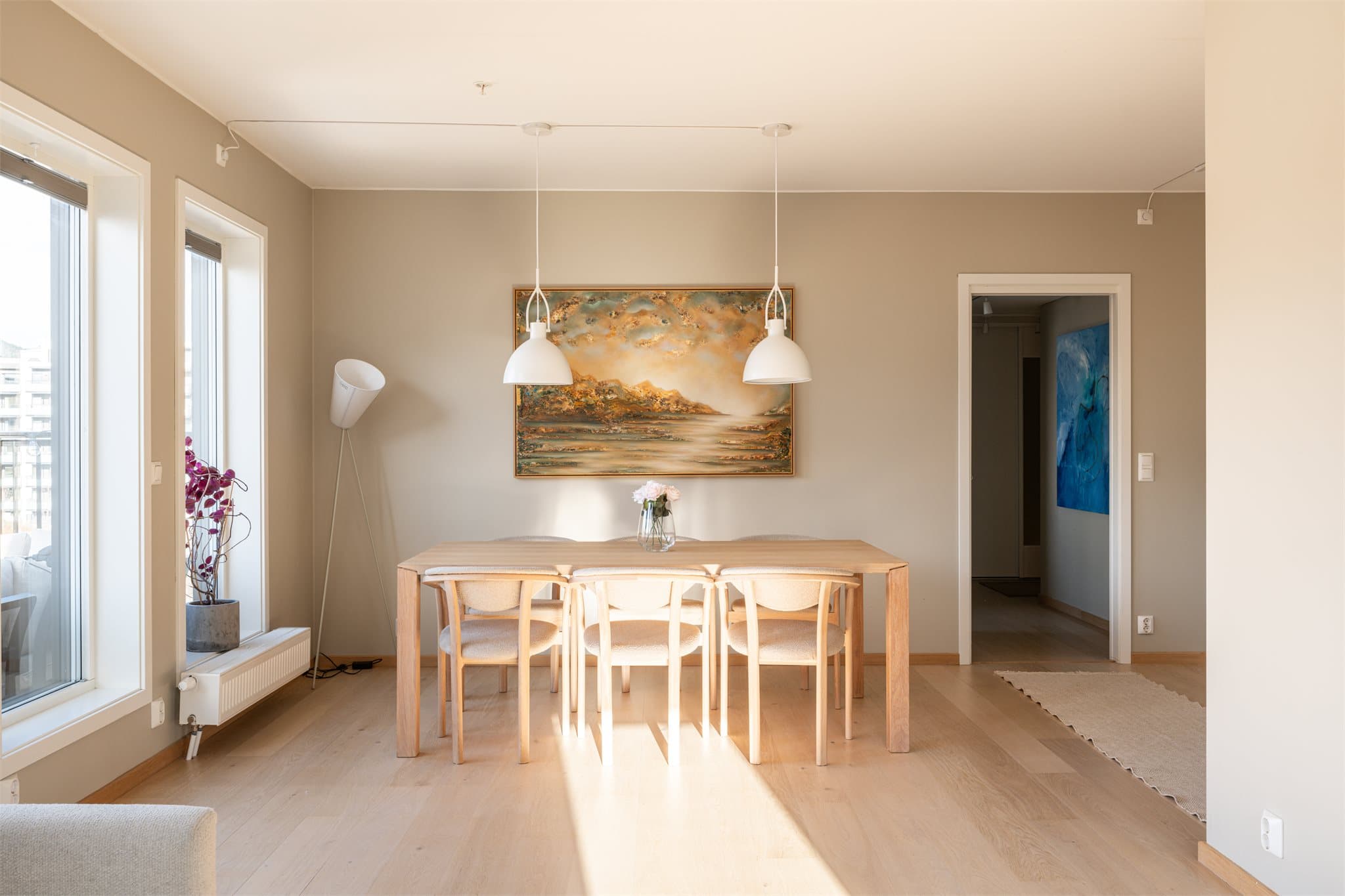 En hyggelig spisegruppe finner sitt naturlige sted med store vindusflater som bakteppe.