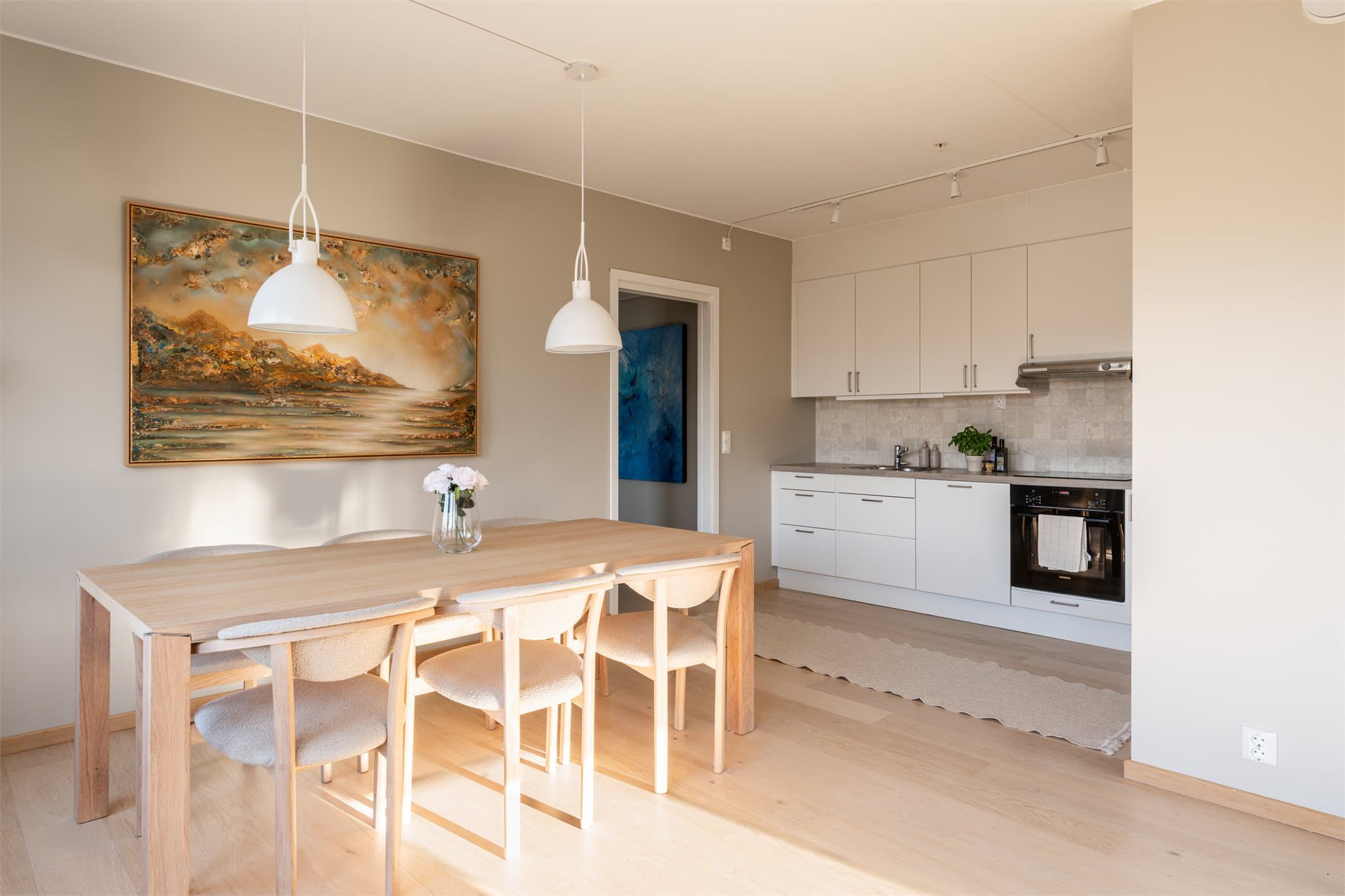 Kjøkkenet er praktisk plassert, adskilt fra stuen – likevel en del av et sosialt allrom!