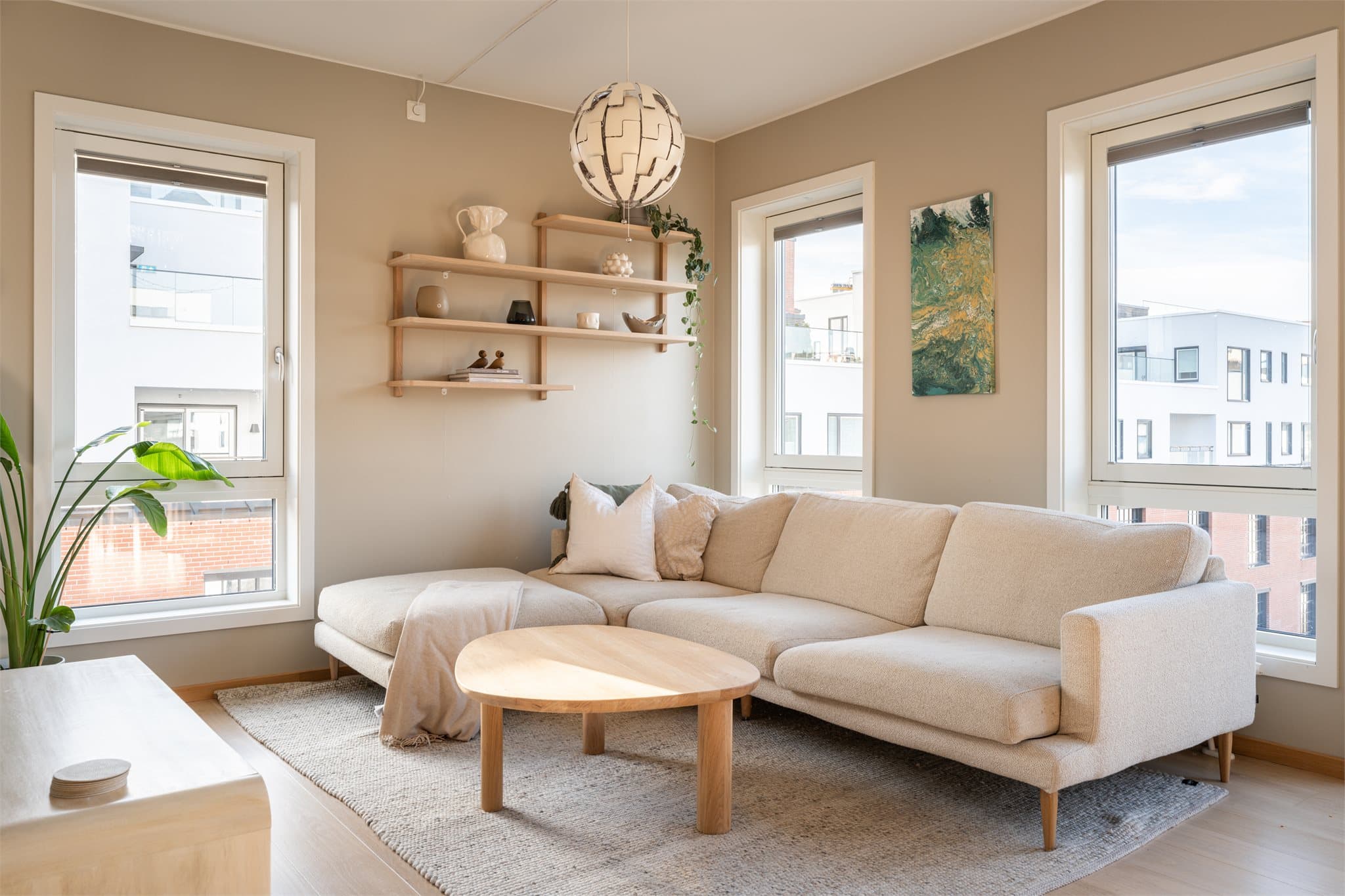 Attraktiv hjørnebeliggenhet med store takhøye vinduer som gir rikelig lysinnslipp og en luftig romfølelse.