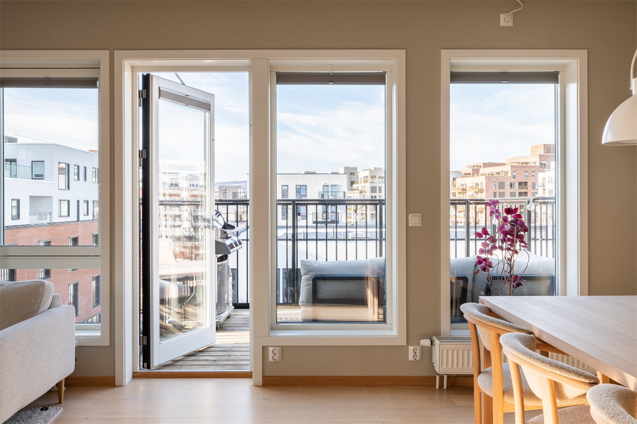 Stuen har utgang til en stor vestvendt balkong som fungerer som en naturlig forlengelse av stuen i sommerhalvåret.