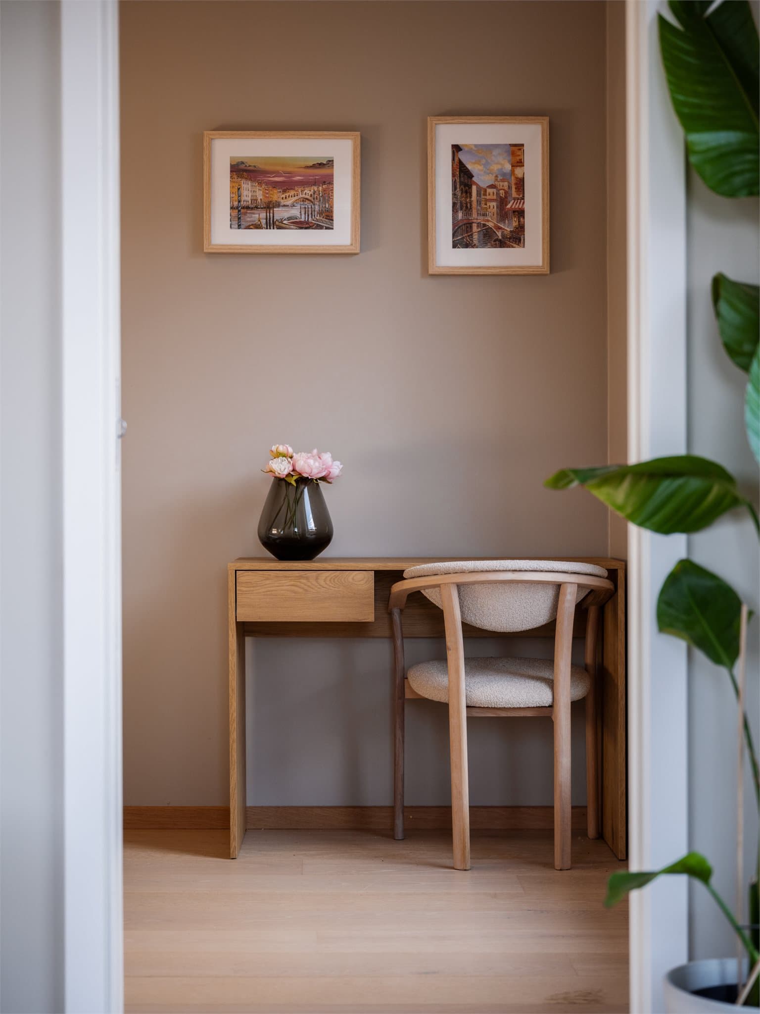 Videre inn til boligens andre soverom.