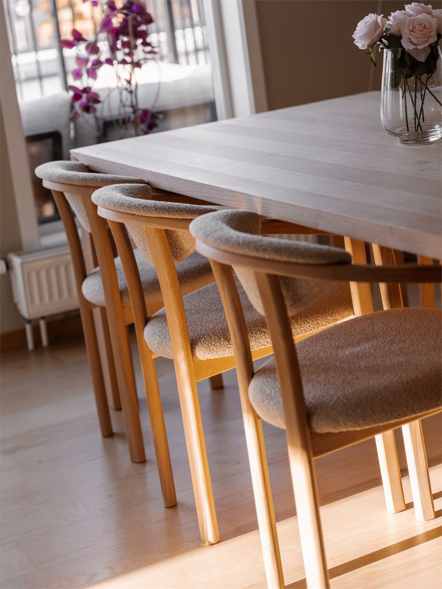 Vakkert lysinnslipp fra de mange vinduene på stuen.