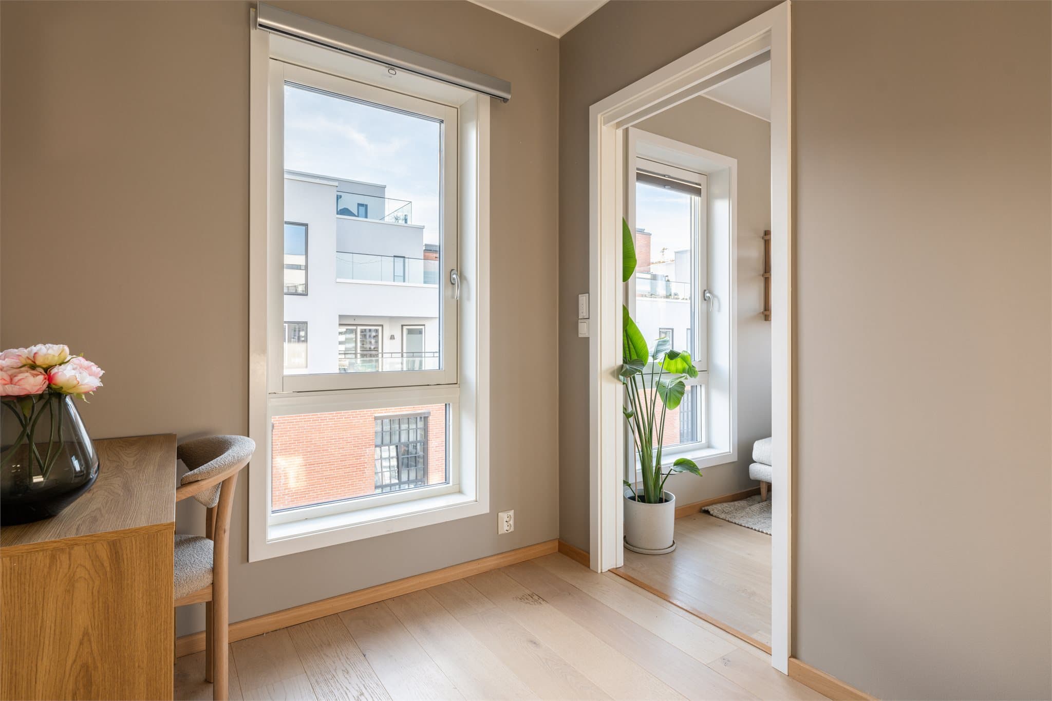 Rikelig med naturlig lys gjennom det store vinduet, som også gir gode luftemuligheter.