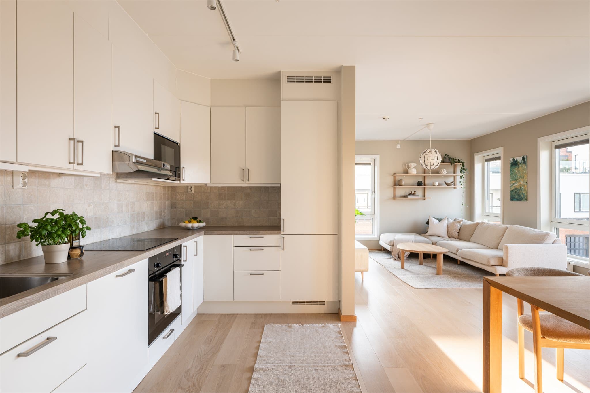 Et stilrent og innbydende hjem med gjennomgående høy standard og gode kvalitetsvalg.