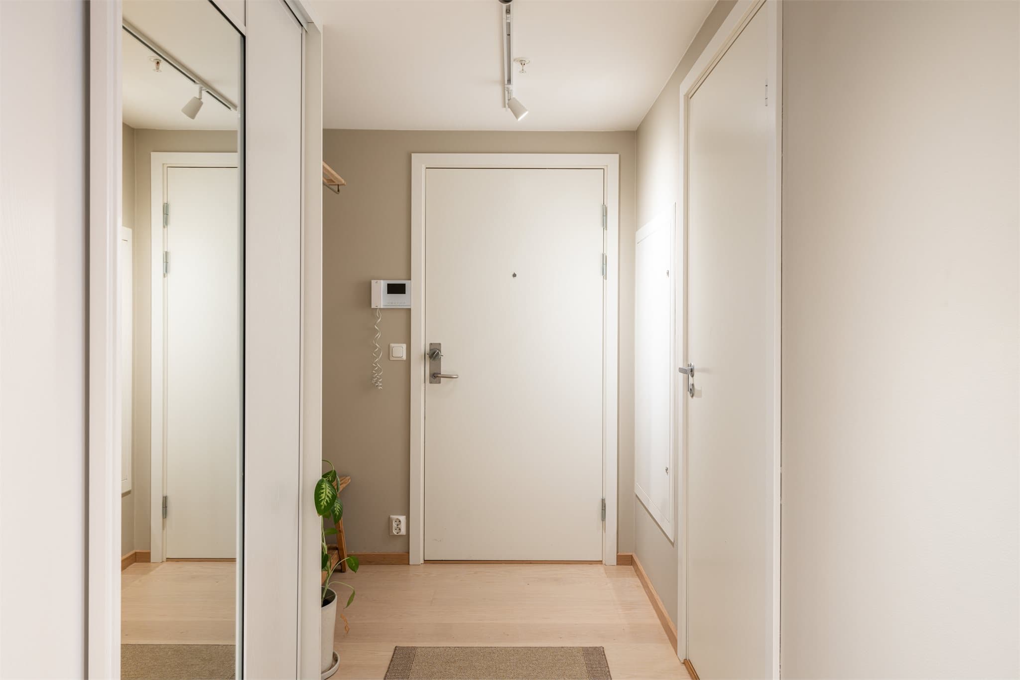 Velkommen inn! Gjestene kan enkelt slippes inn via dørcallingen.