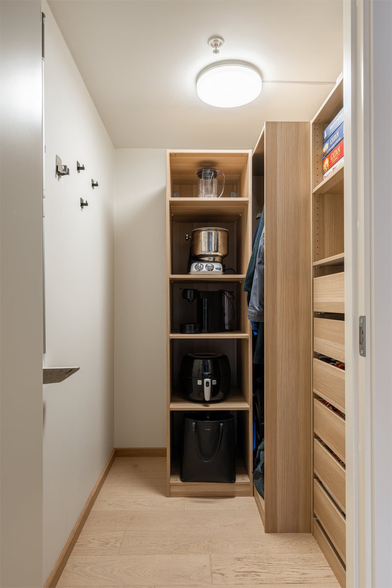 Boligen har en praktisk innvendig bod, perfekt til oppbevaring av støvsuger og annet utstyr.