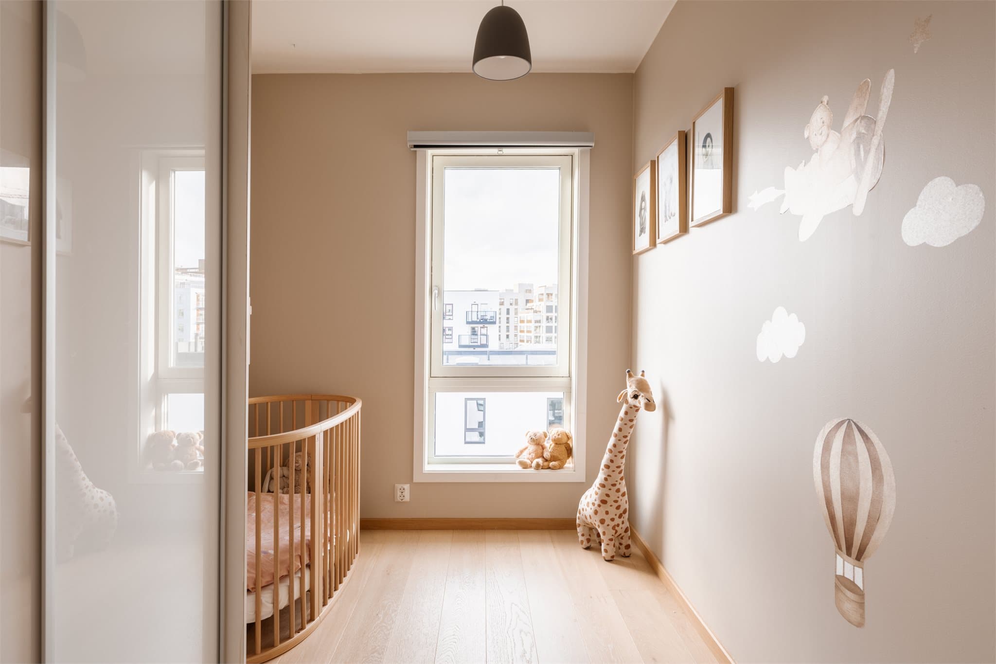 Barnerommet! Lys, lekent og innbydende med god plass til alt den lille trenger.