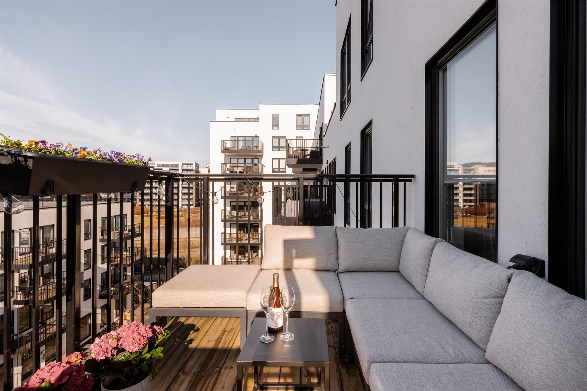 Her blir dere bortskjemt med flotte solforhold på egen, herlig balkong.