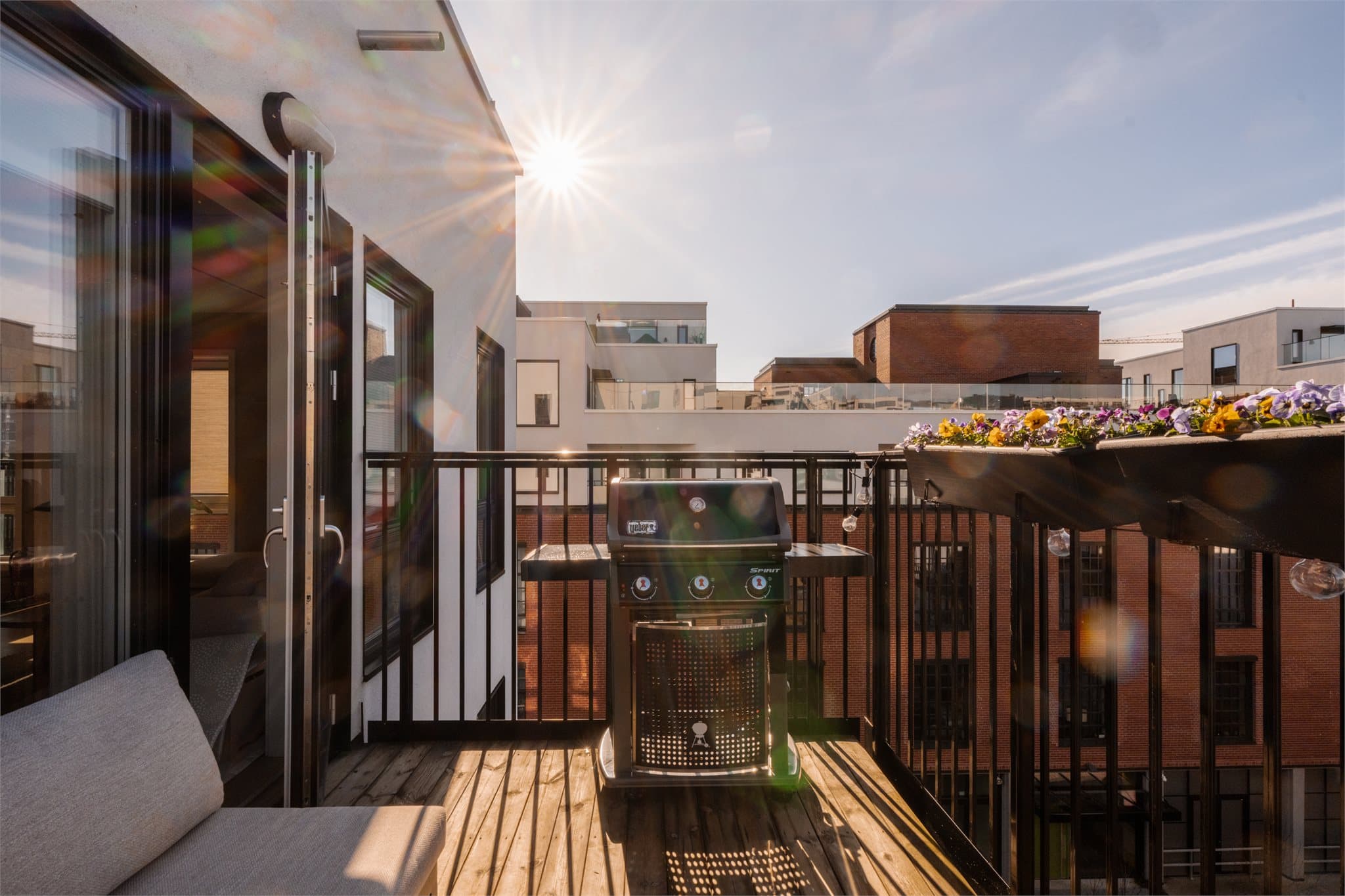 Balkongen vender mot vest og byr på fri utsikt over lavere nabobebyggelse.