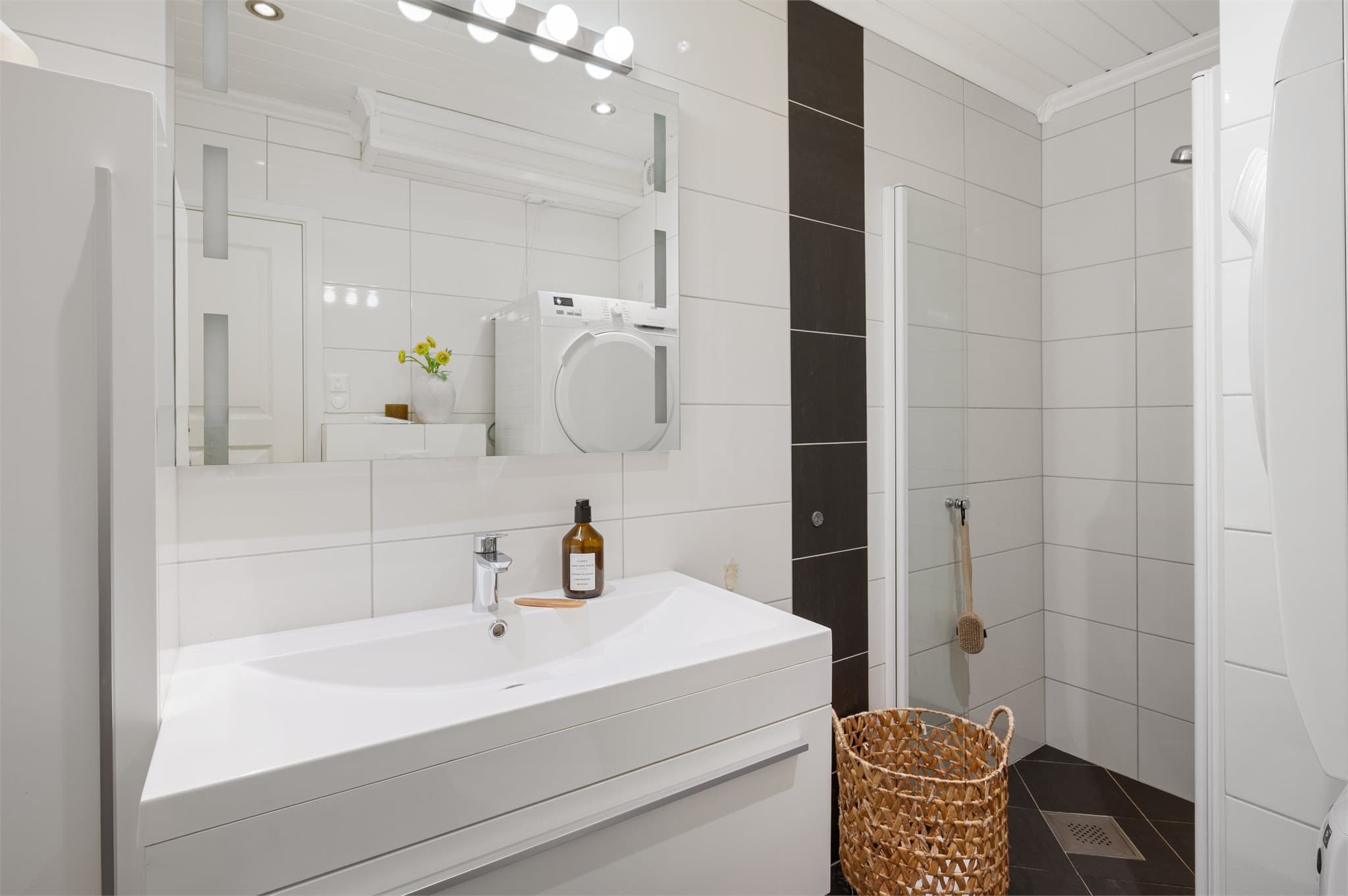 - Badet måler 4,4 m² og har fliser på gulv og vegger -