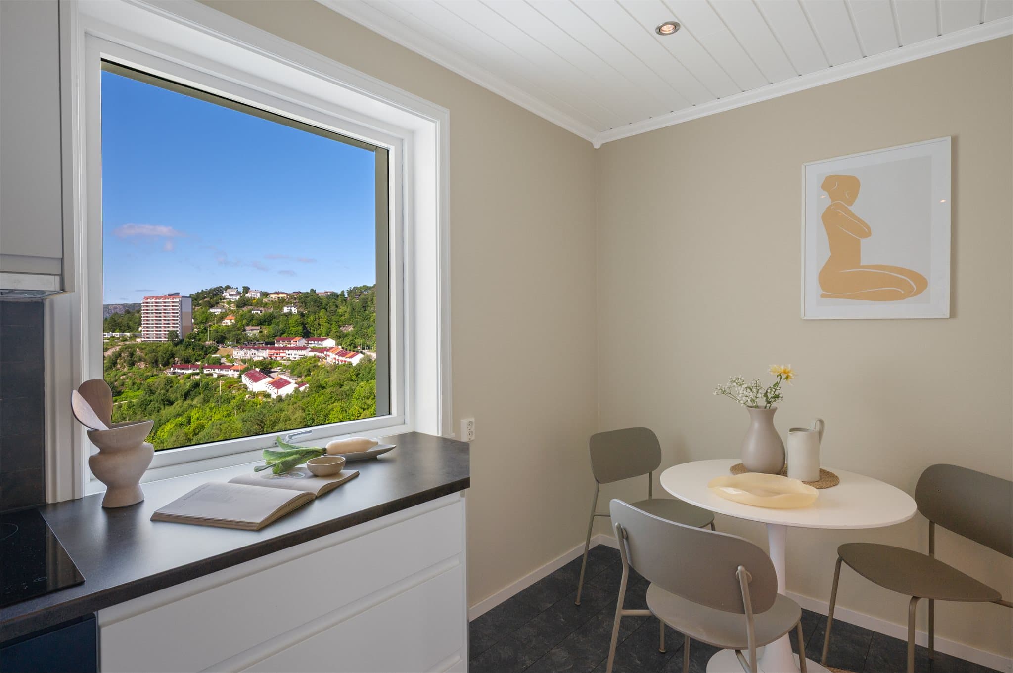 - Kjøkkenet måler 10,1 m² -