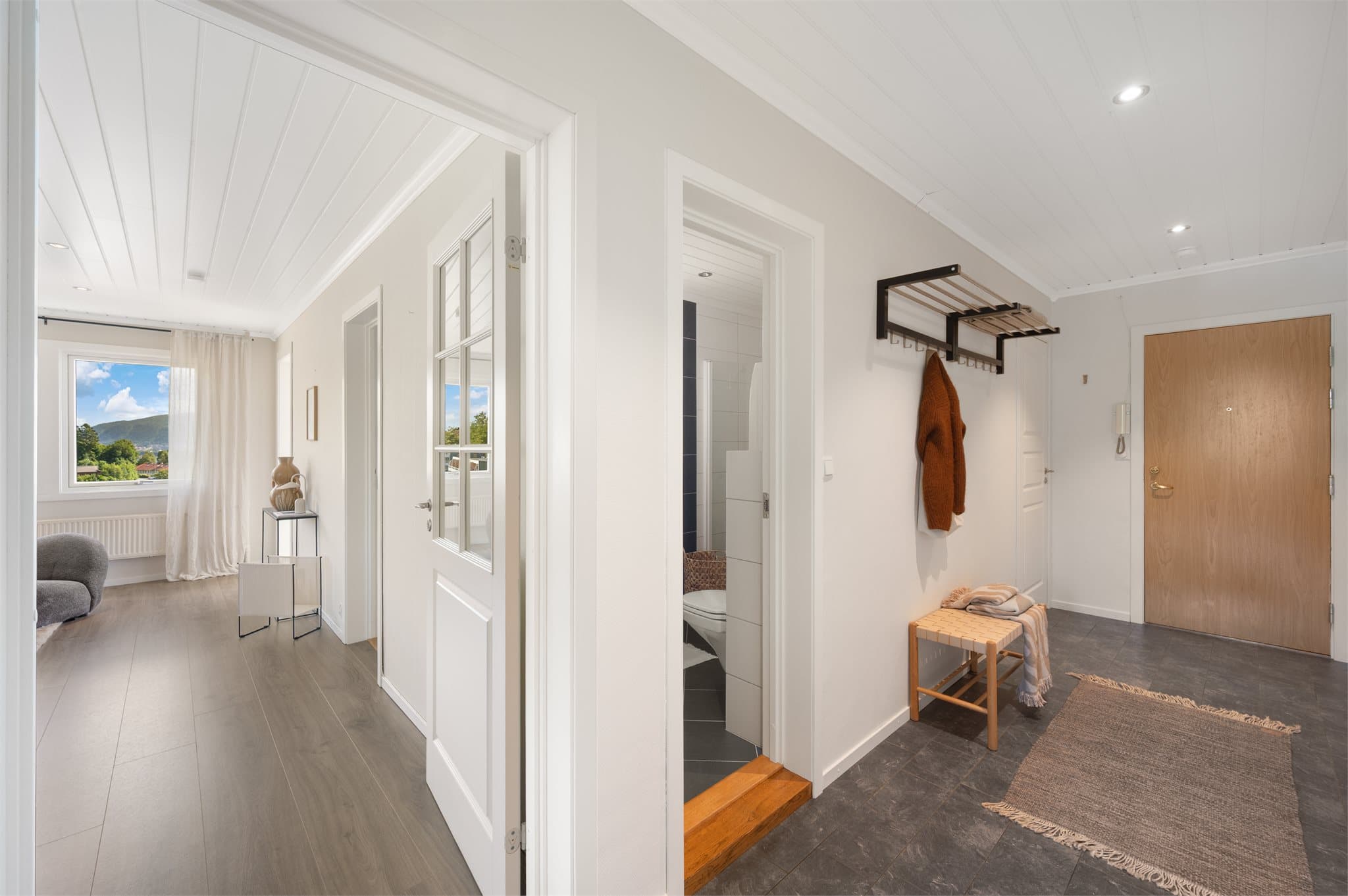 - Leiligheten har to innvendige boder på 1,9m² og en ekstern bod i kjeller på 1,3m² som gjør oppbevaringsmulighetene store -