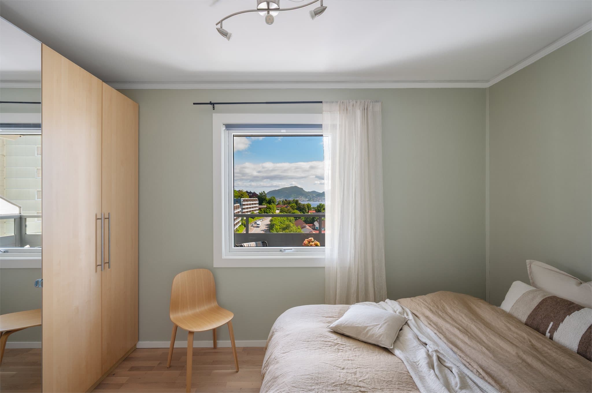 - Her har man godt med plass til seng i ønsket størrelse og tilhørende møblement -
