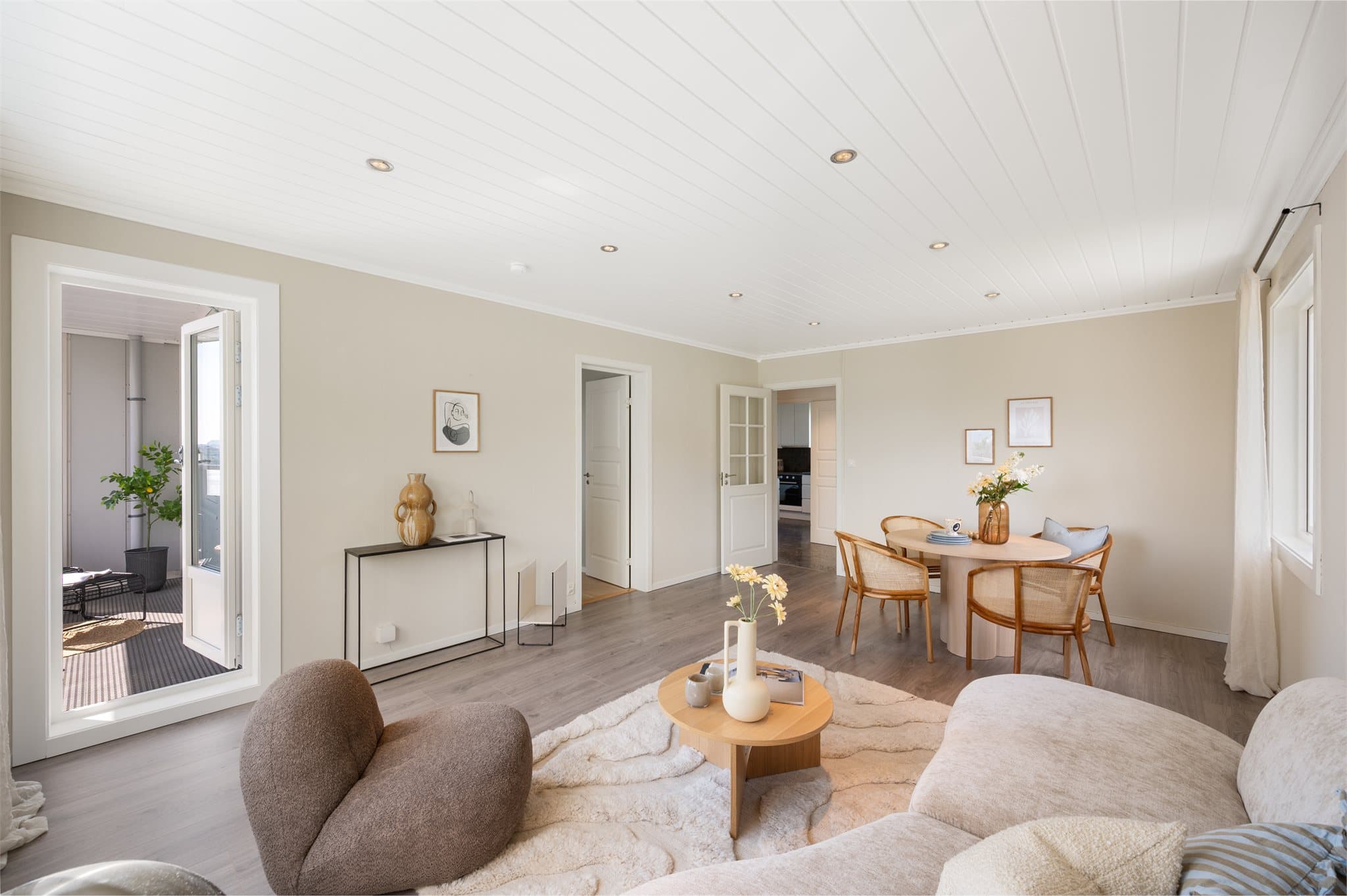 - Rommets utforming gjør det enkelt å innrede med sofa- og spisegruppe i hver sin naturlige sone -
