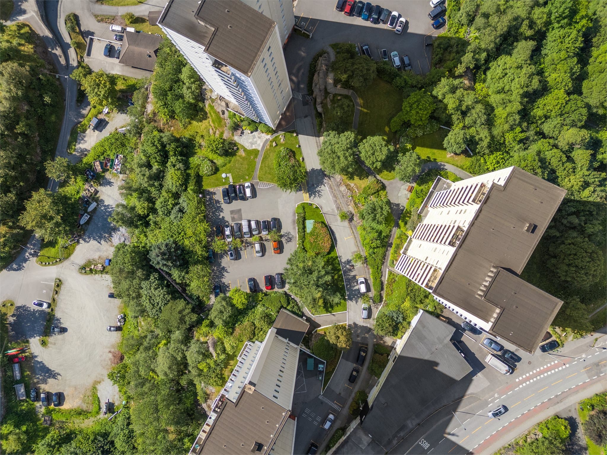 - Fra boligen er det 4 minutters gange til Coop Extra Helleveien og 2 minutter til bussholdeplass med hyppige avganger mot sentrum -