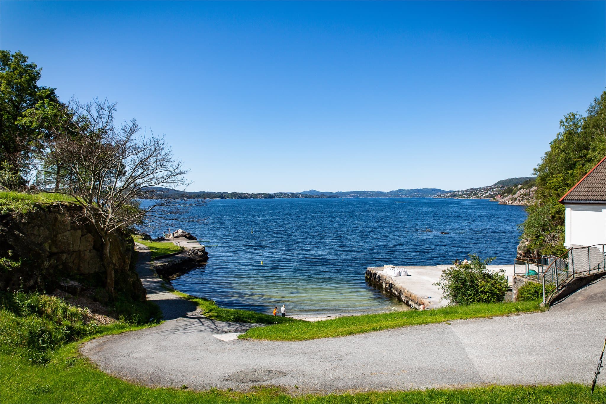 - Varme sommerdager kan nytes ved Helleneset, en av de best tilrettelagte badeplassene i Bergen -
