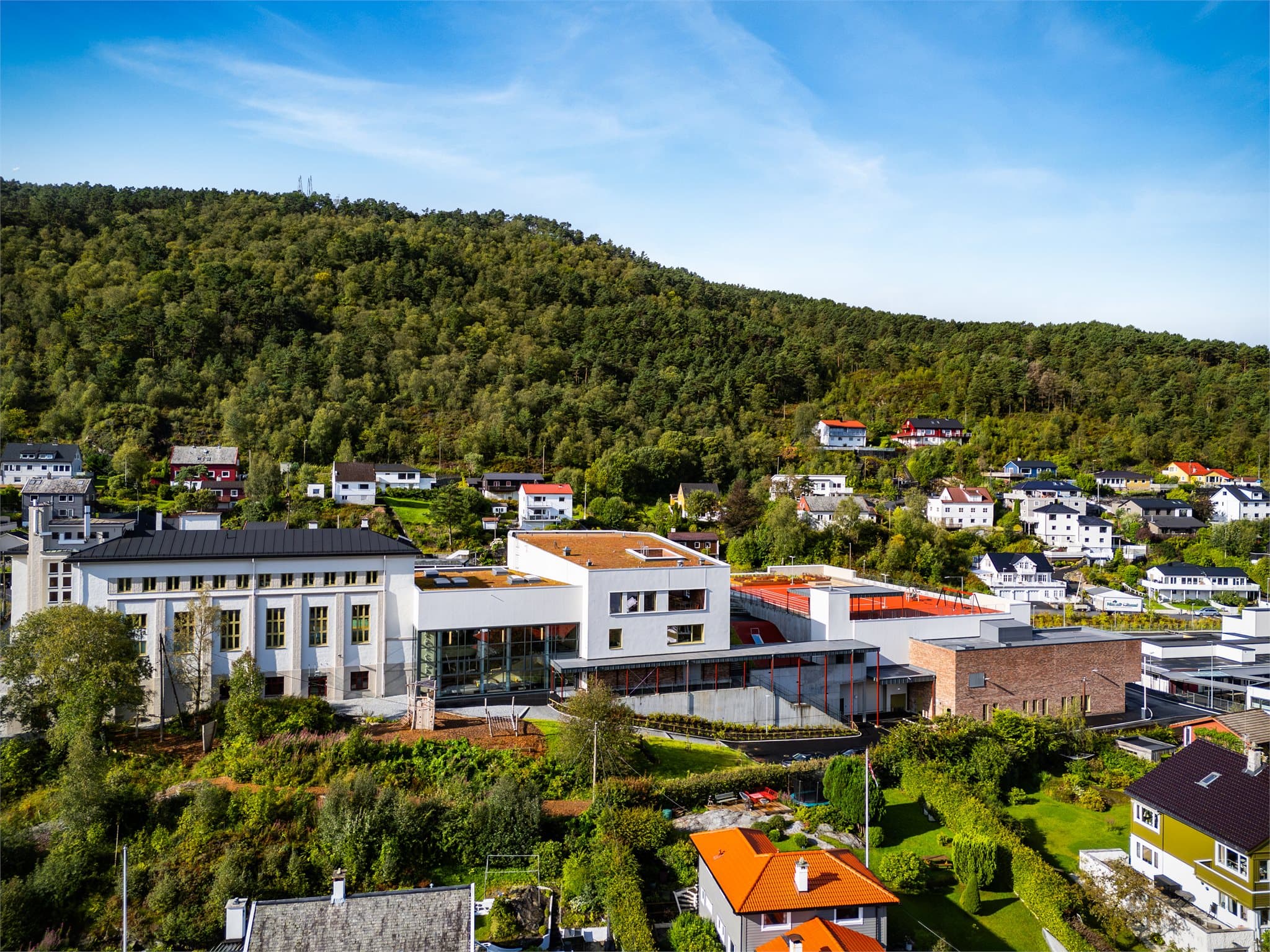 - Med gangavstand til barnehager og skoler ligger alt til rette for effektive hverdager for barnefamilien -