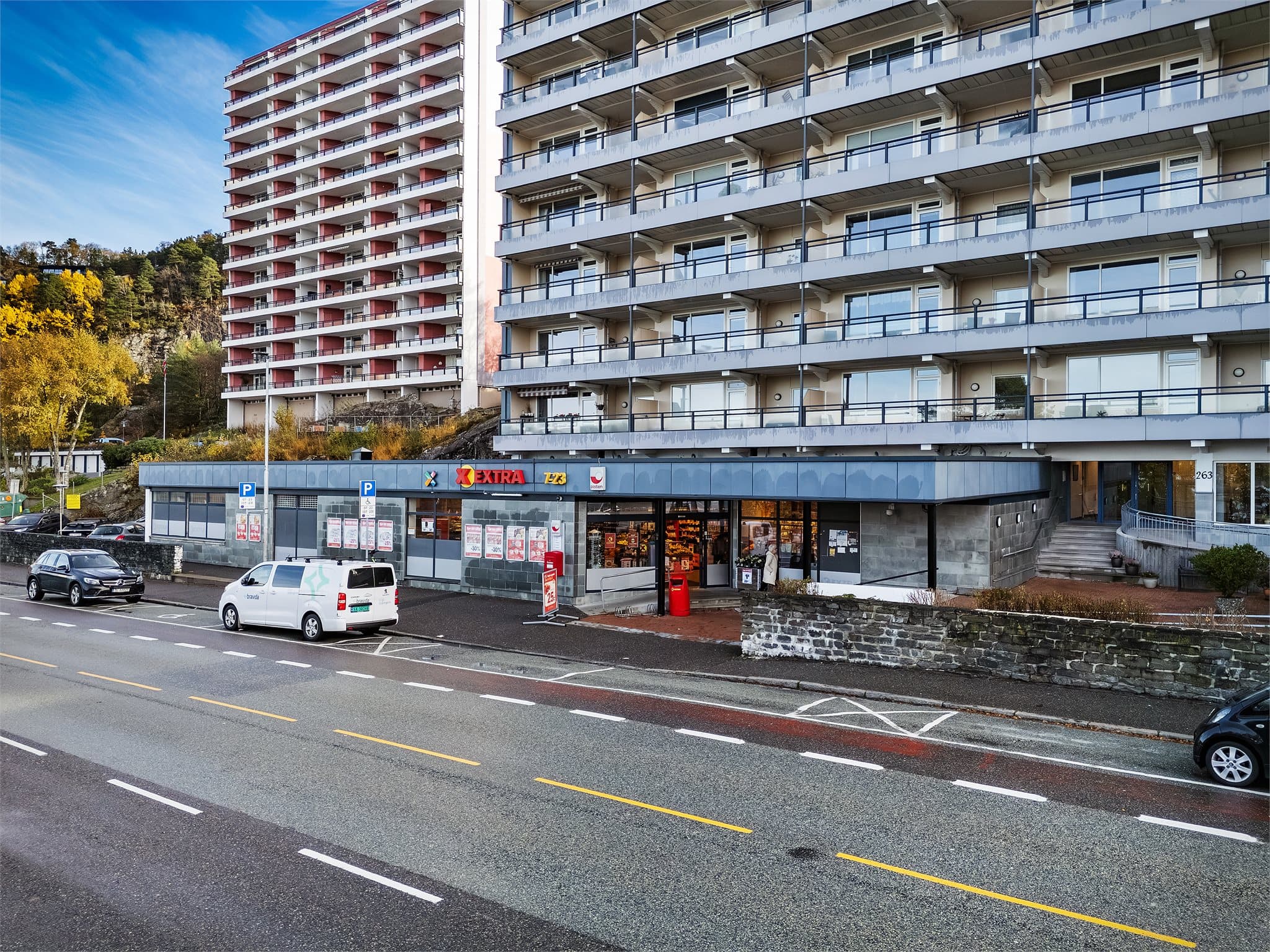 - Det er kun 4 minutters gange til Coop Extra. For et utvidet servicetilbud er det enkle forbindelser inn til Bergen sentrum -