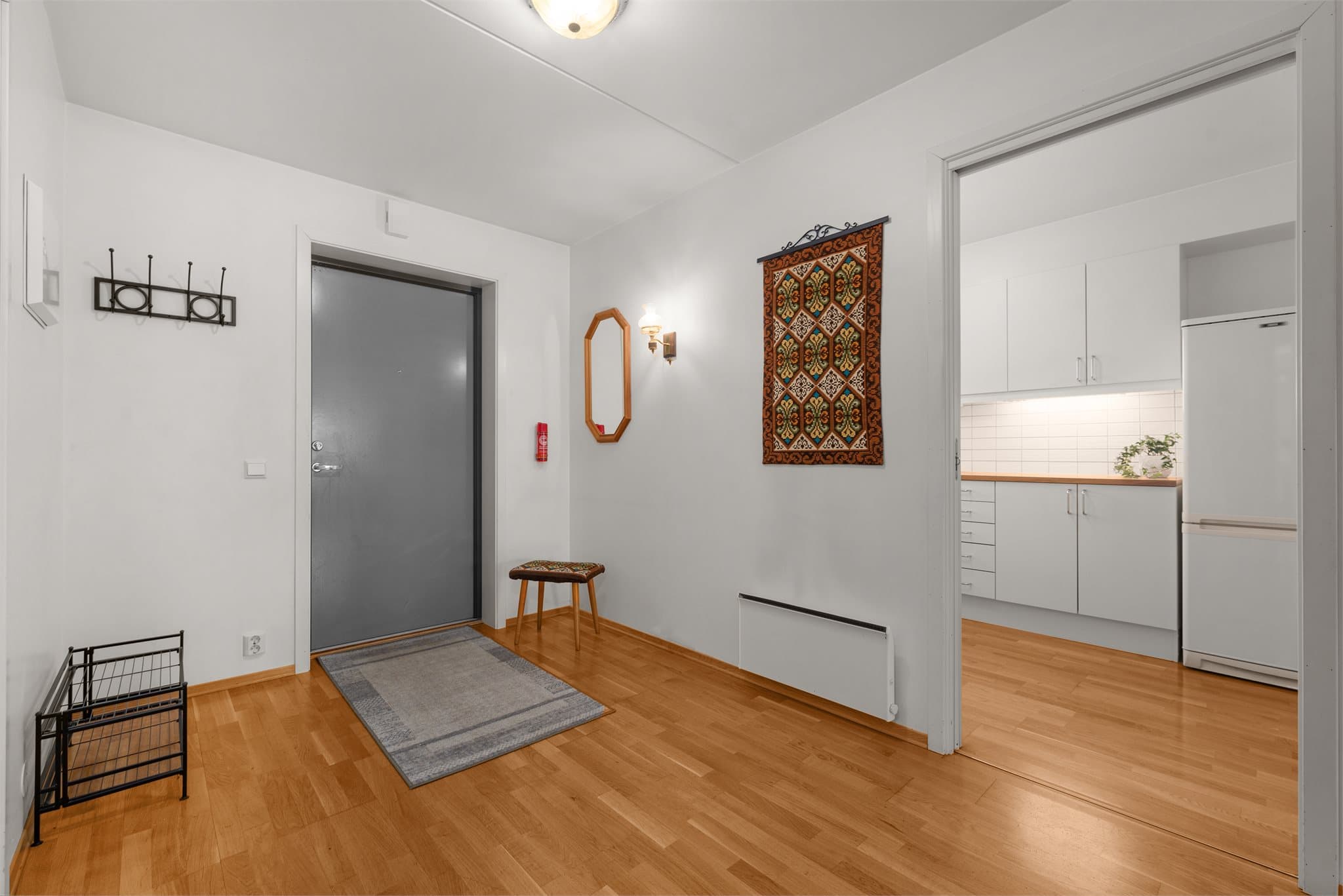 Romslig hall/ entré med plass for yttertøy og sko.
