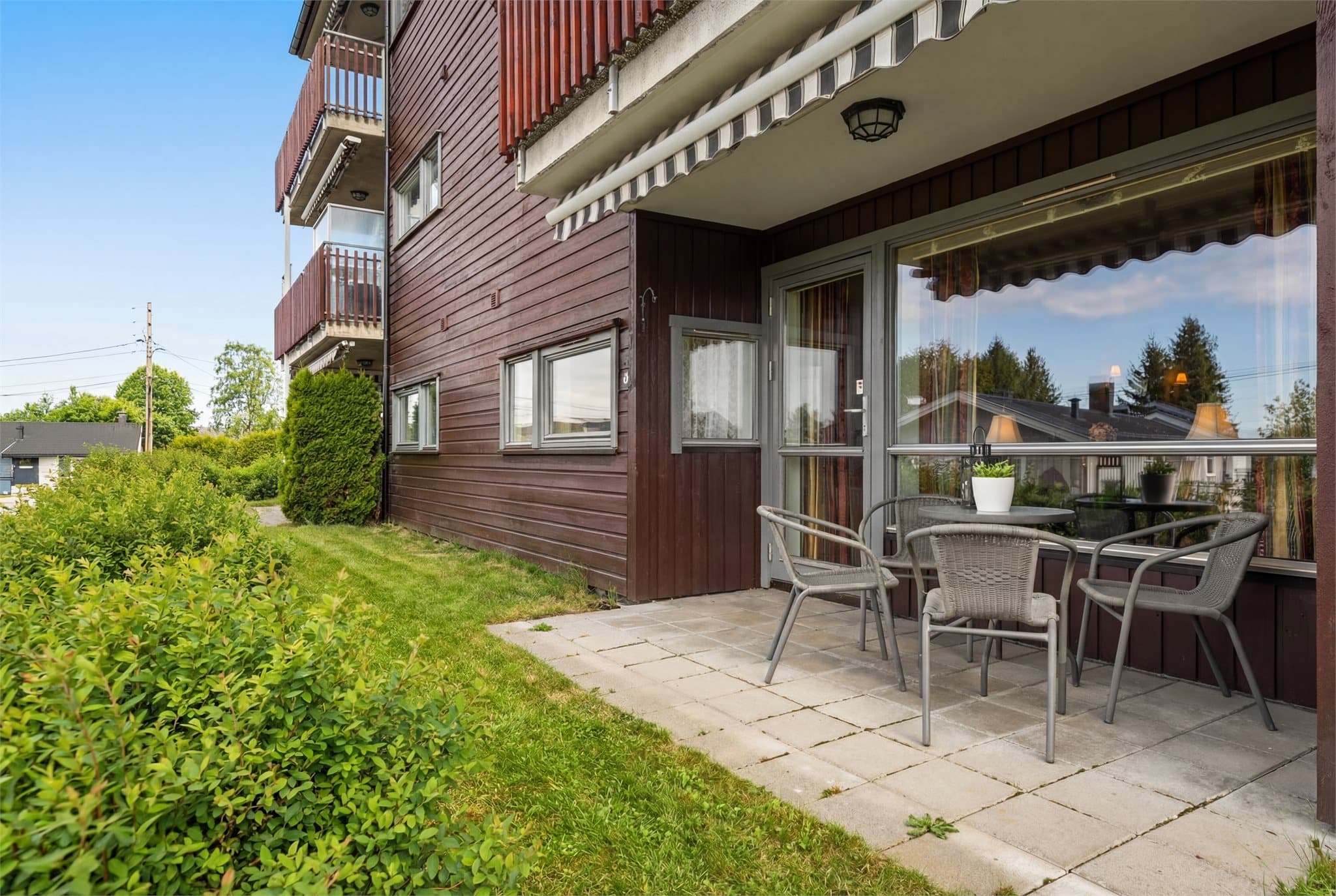 Utenfor er det en fin uteplass med markise. Digitalt endret fra vår til sommer, avvik kan forekomme.
