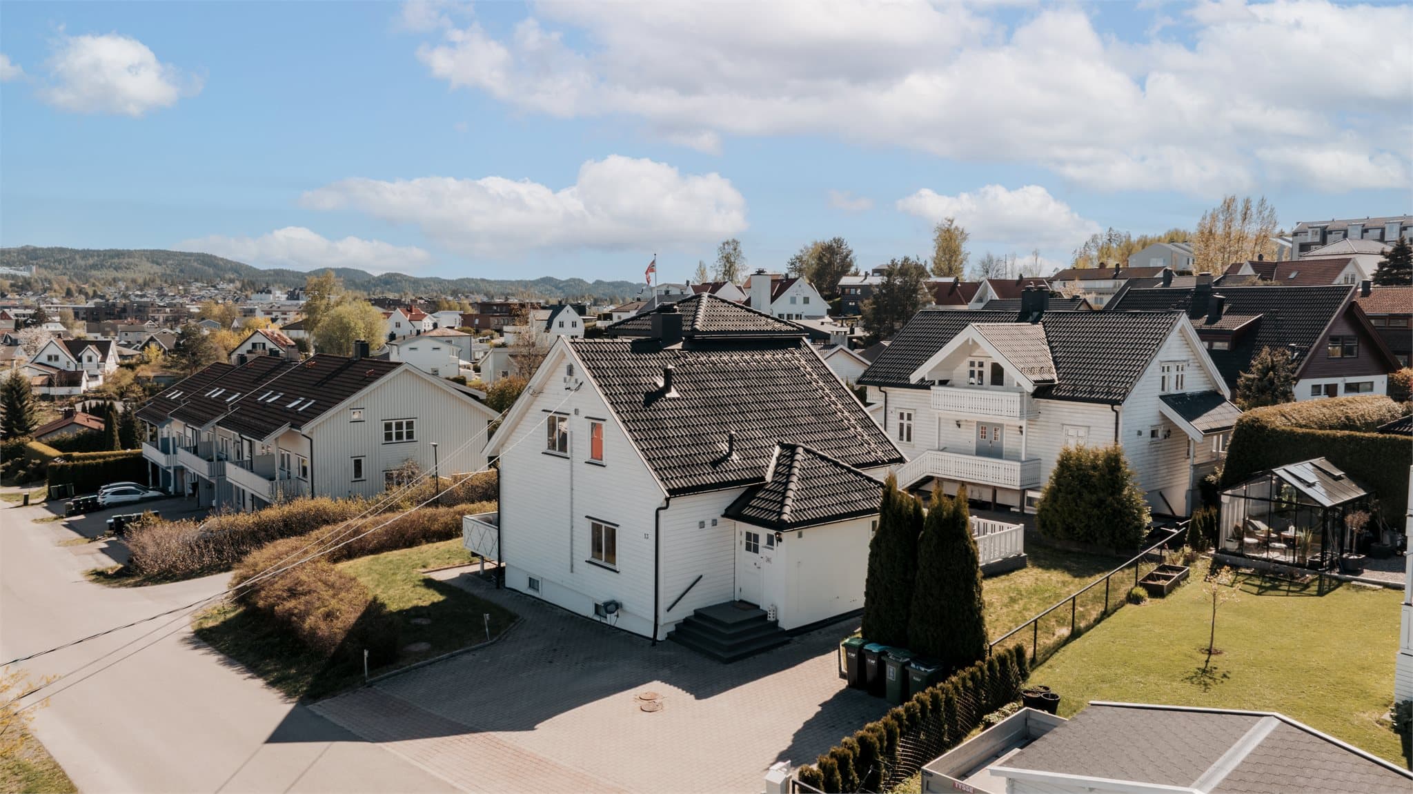 Eiendommen har en barnevennlig og attraktiv beliggenhet på Strømmen.