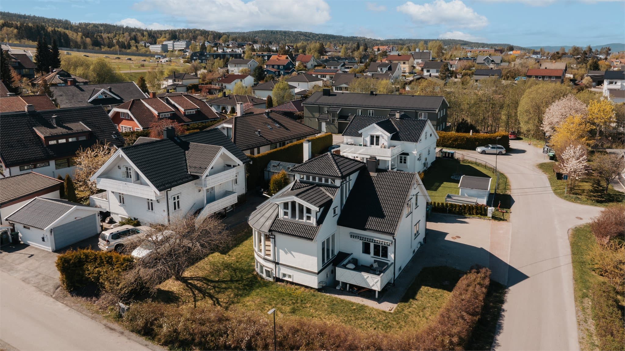 Eiendommen har en fin beliggenhet på feltet.