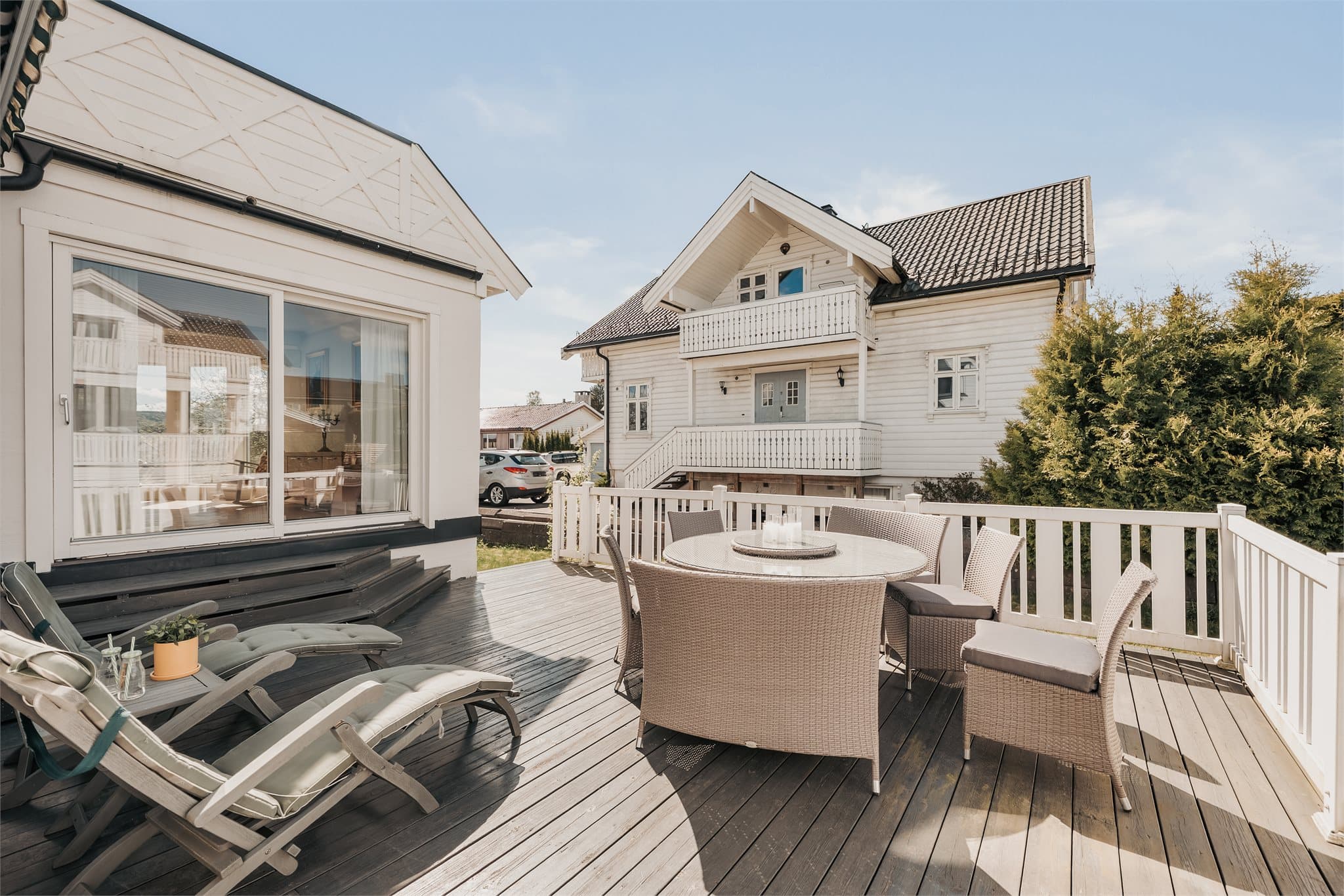 Terrassen er på ca. 30,1 kvm og byr på gode solforhold.