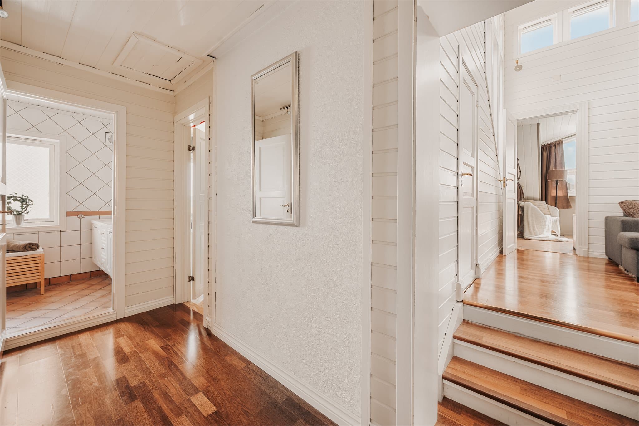 I 2.etasje finner man 3 soverom, bad, garderobe, bod og loftstue.