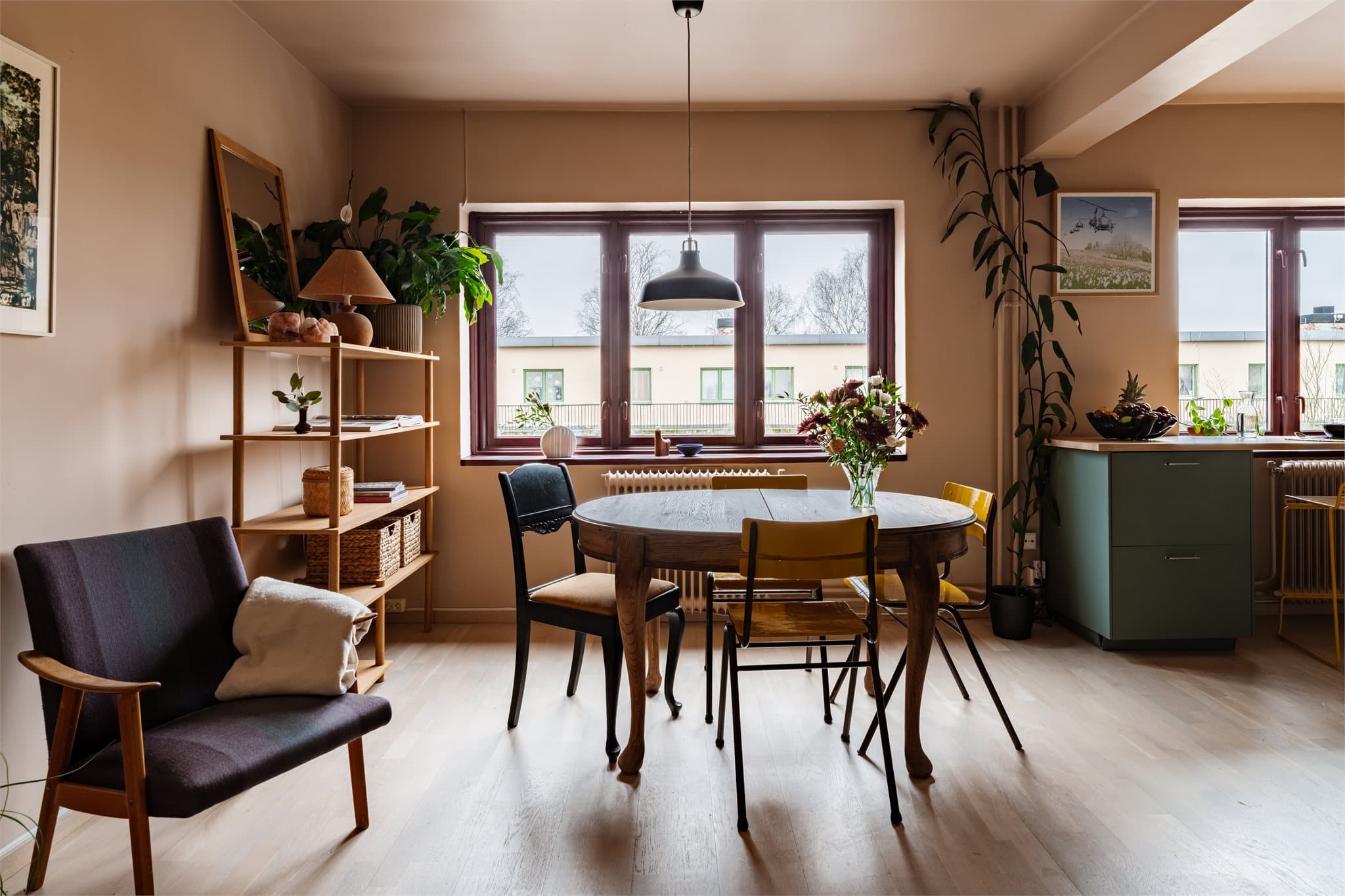 Spiseplassen binder stue og kjøkken sammen. Oppvarming via radiatorer tilknyttet fjernvarme er inkludert.