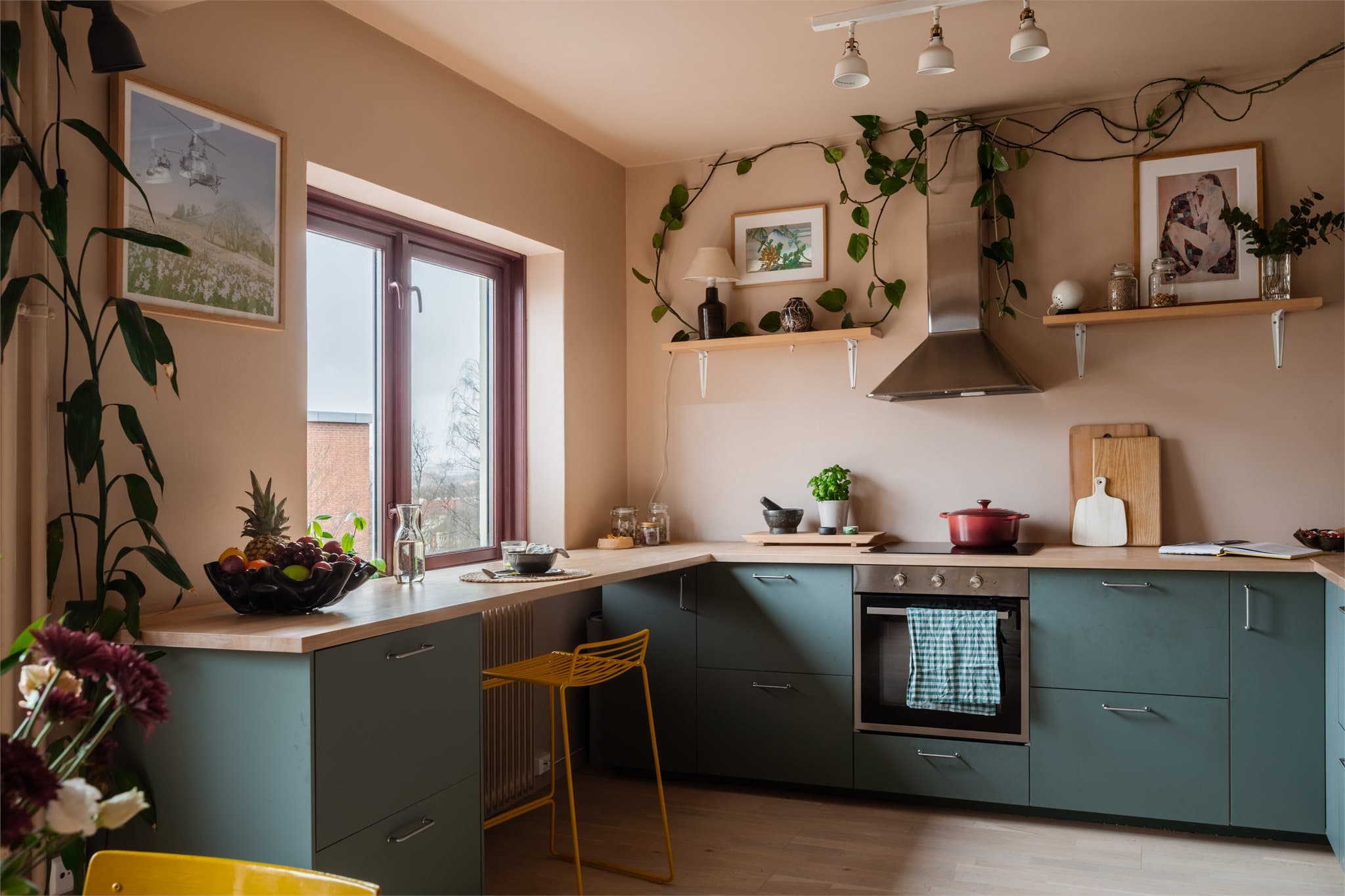 Kjøkkenet ble fornyet i 2022 med en moderne innredning fra IKEA med glatte fronter.