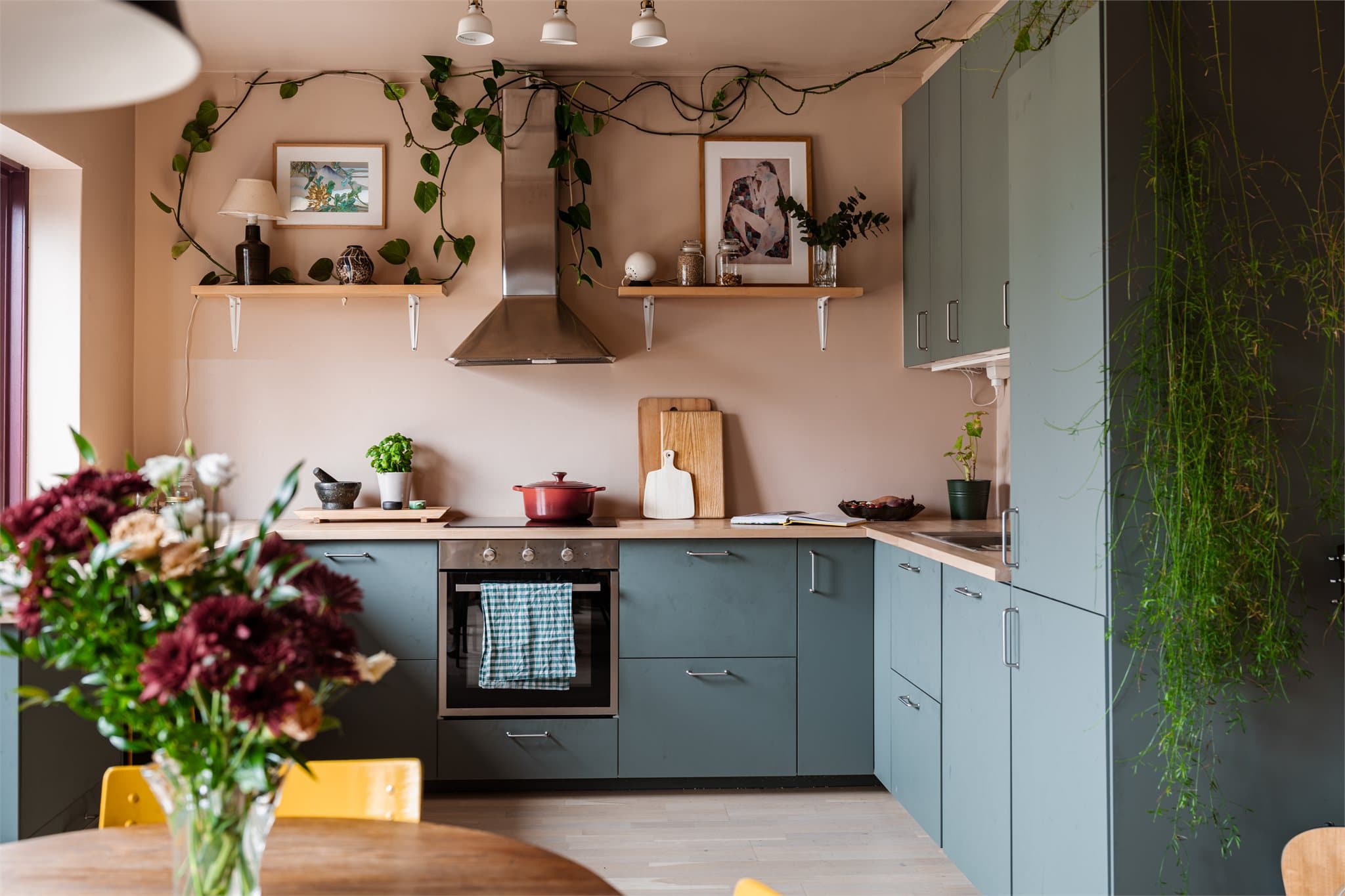 Alle hvitevarer er integrert, inkludert stekeovn, induksjonstopp, oppvaskmaskin og kjøl/frys.