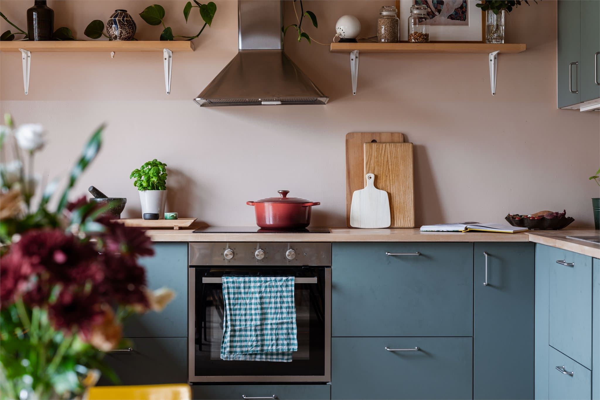 Benkeplaten i dampet bøk gir en varm kontrast og rikelig med arbeidsflate.