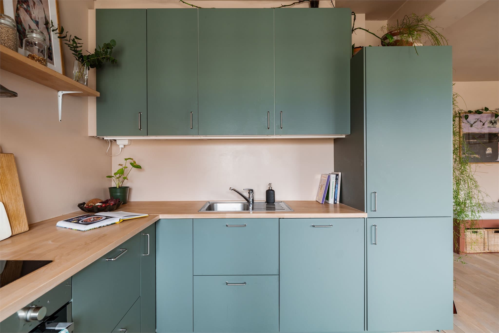 God skapplass med takhøye overskap sikrer effektiv utnyttelse av rommet.