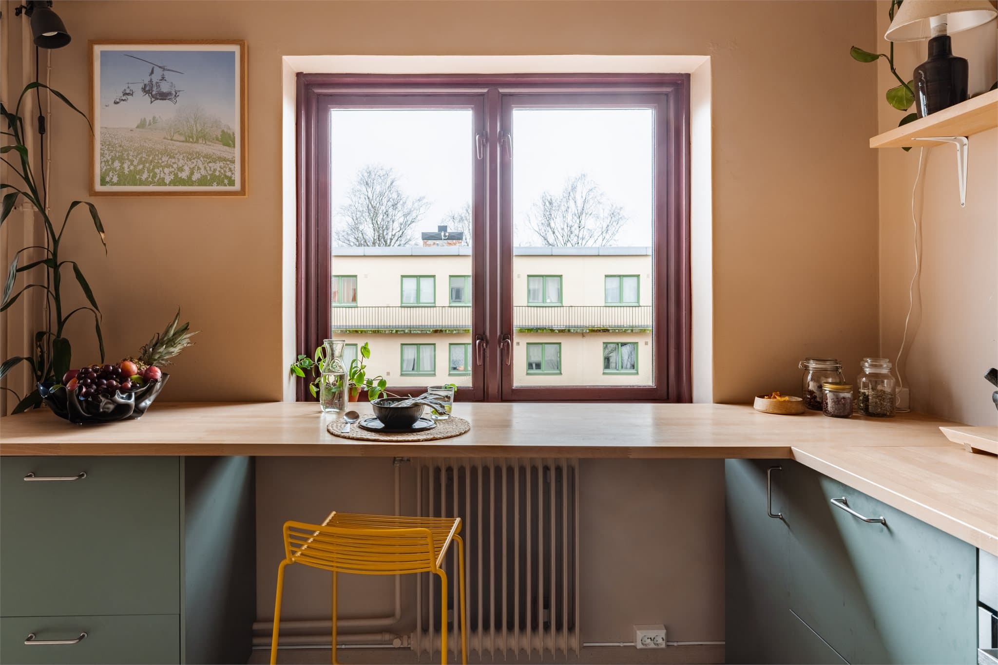 Benkeplaten er forlenget for å skape en praktisk spiseplass for raske måltider.