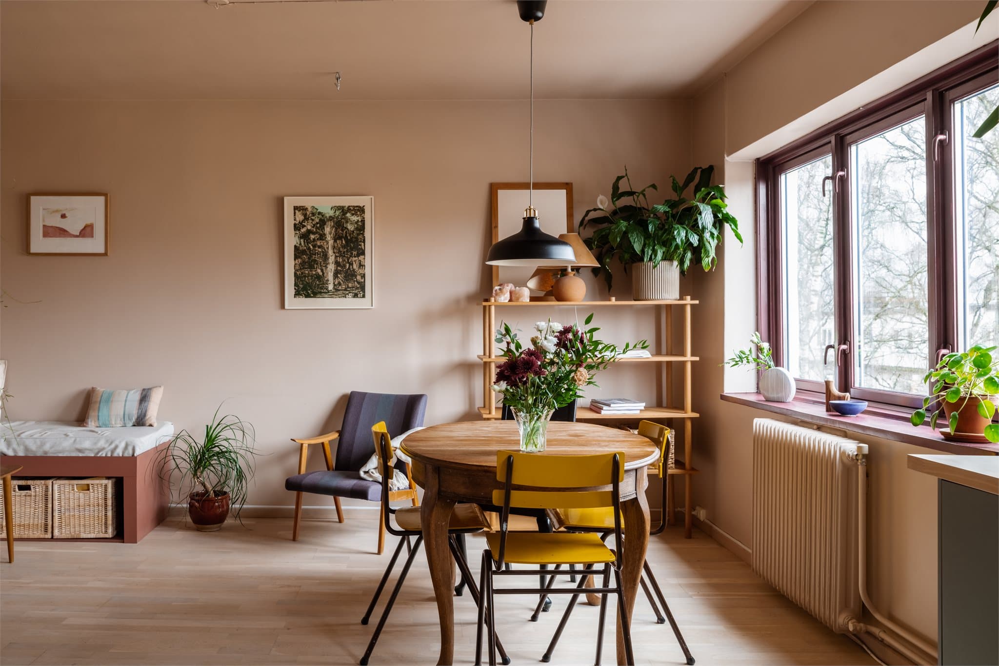 Store vindusflater slipper inn godt med lys i oppholdsrommet.