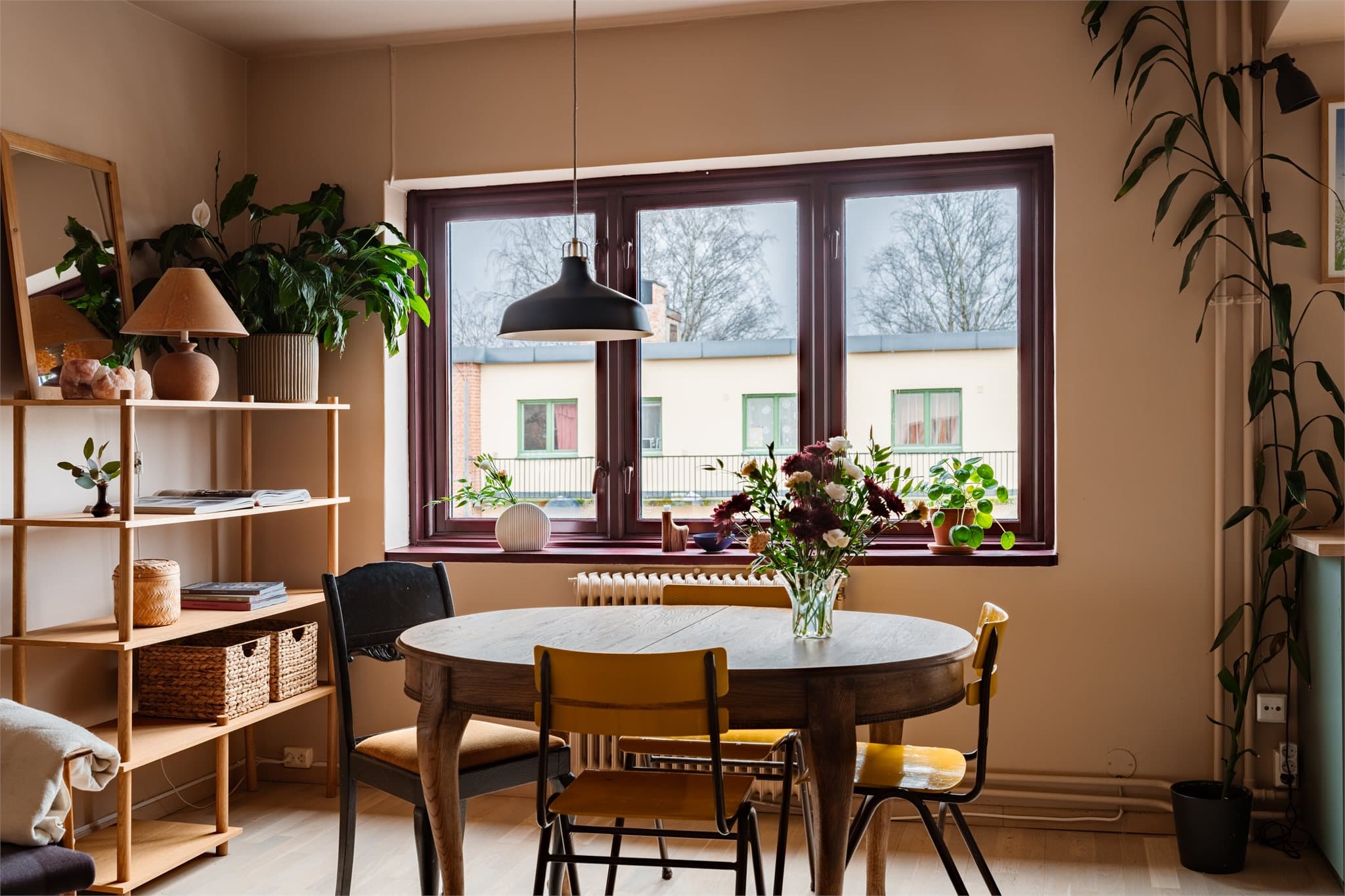 Overflatene er gjennomgående oppdatert, med 3-stavs parkett på gulvet i alle oppholdsrom.