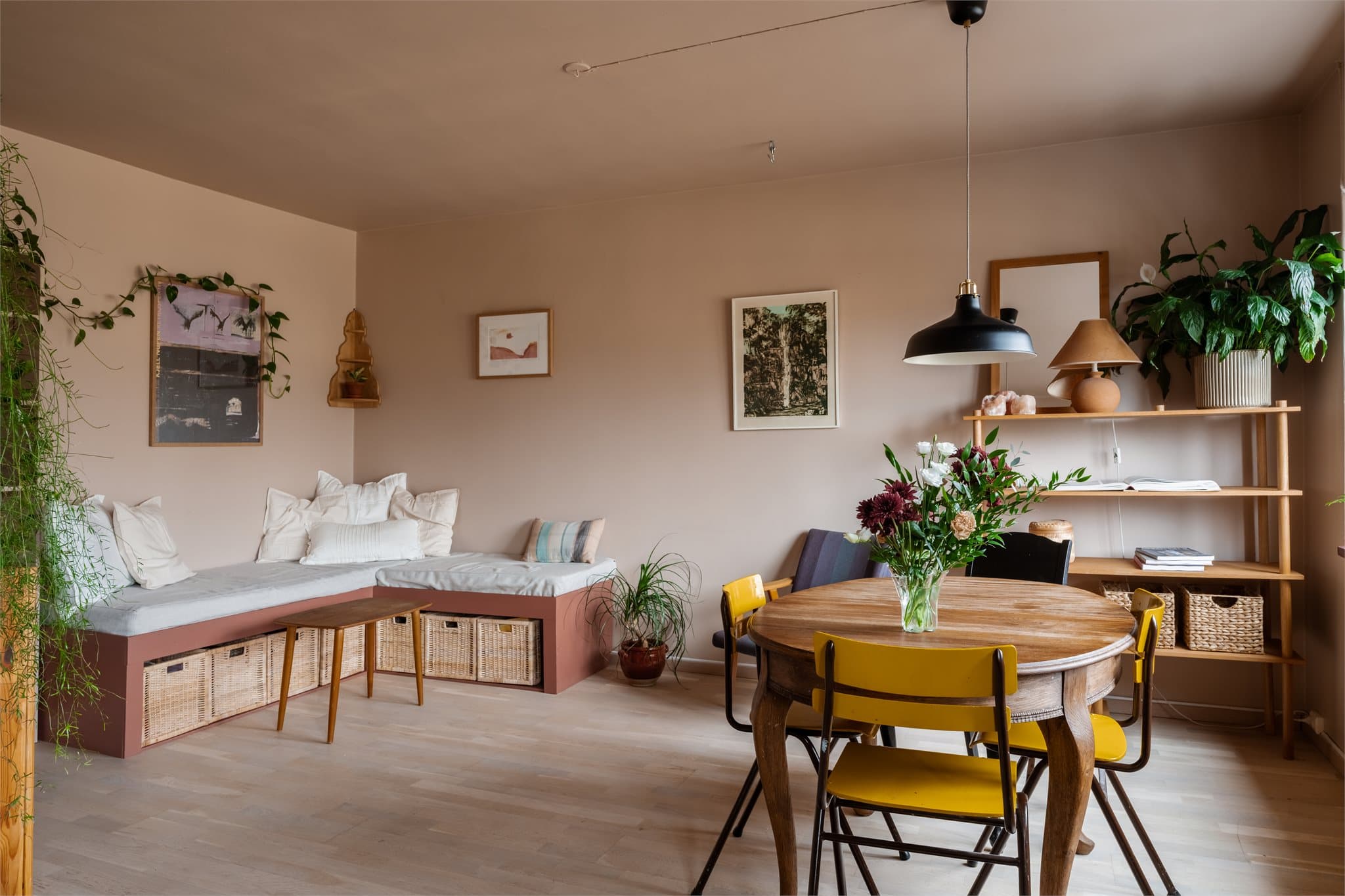 Den åpne løsningen mellom stue og kjøkken skaper et sosialt og luftig allrom med plass til både sofagruppe og spisebord.