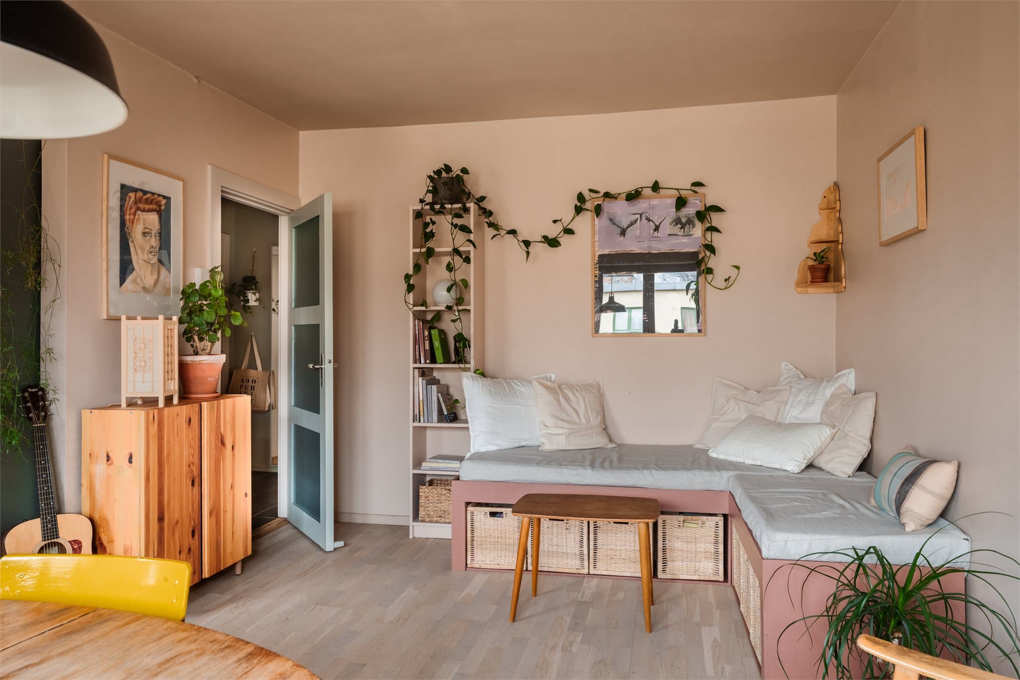 Den gjennomgående planløsningen gir en god flyt mellom rommene.