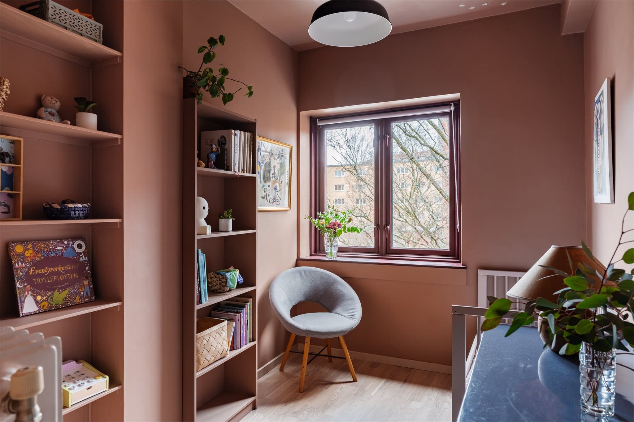 Det andre soverommet er et fleksibelt rom som egner seg godt som barnerom, kontor eller gjesterom.