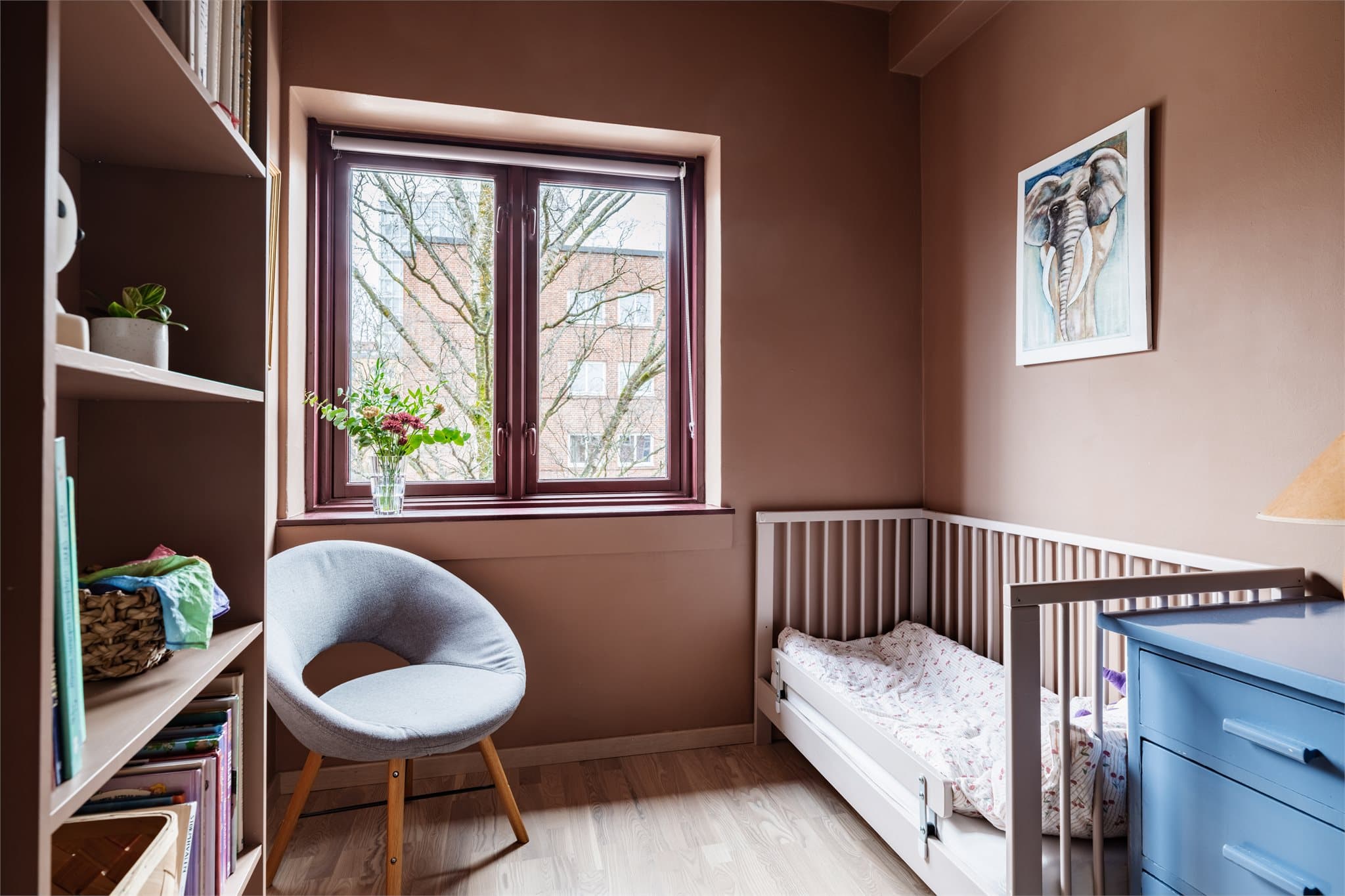 Også her er det 3-stavs parkett på gulvet og malte overflater.