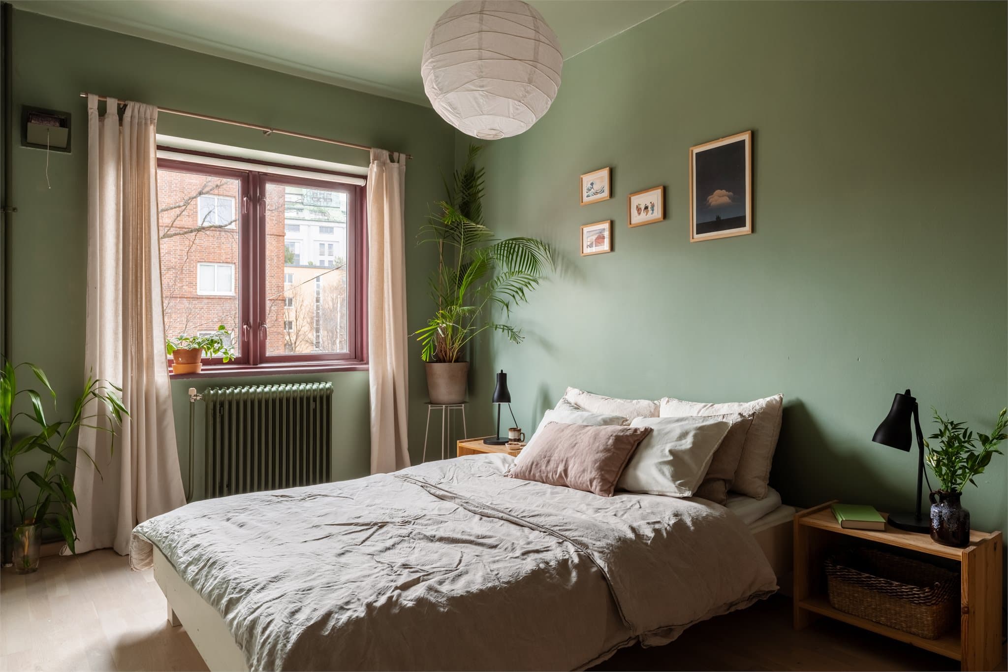 Hovedsoverommet har god plass til dobbeltseng og garderobeløsning.