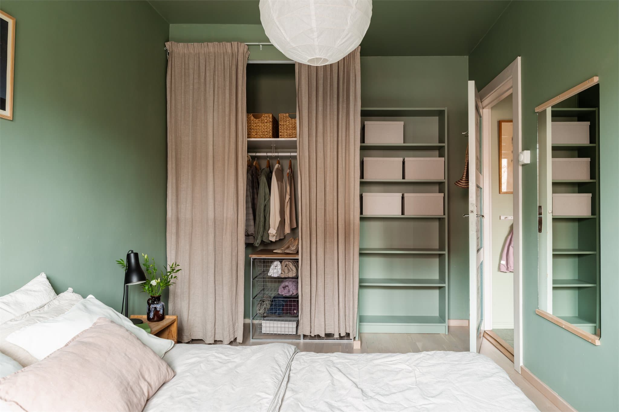 Her er det rikelig med plass for en fleksibel garderobeløsning.