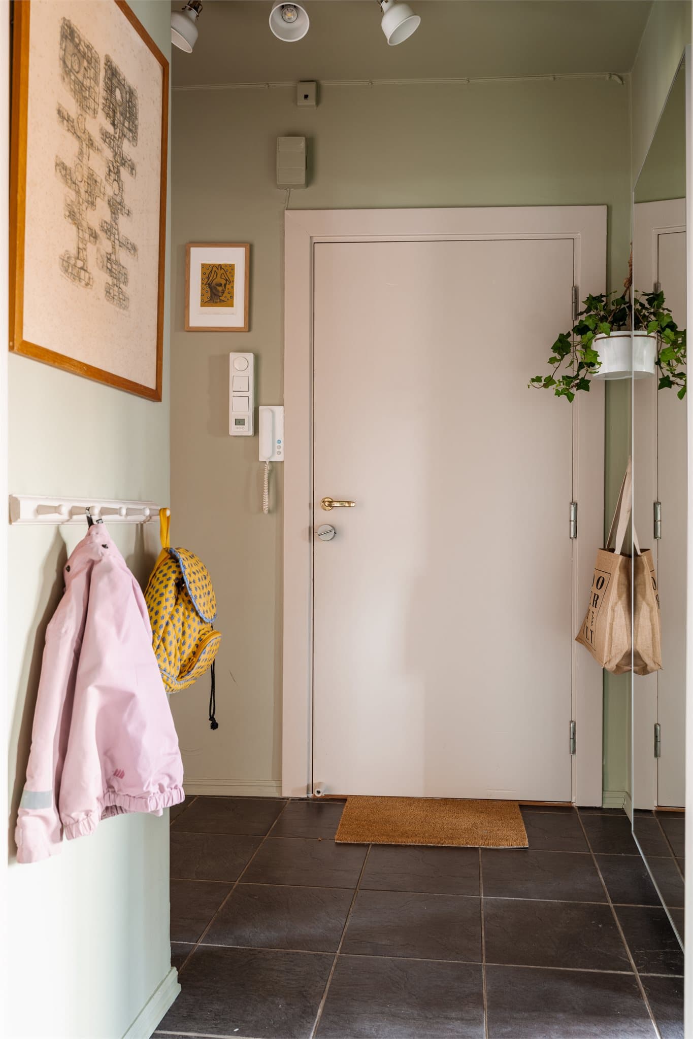 Entré med flislagt gulv og plass til yttertøy.